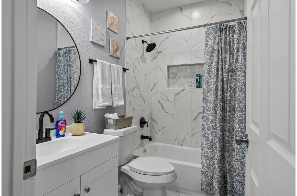 Holiday home Retreat To A Brand-new Downtown 4br3ba *