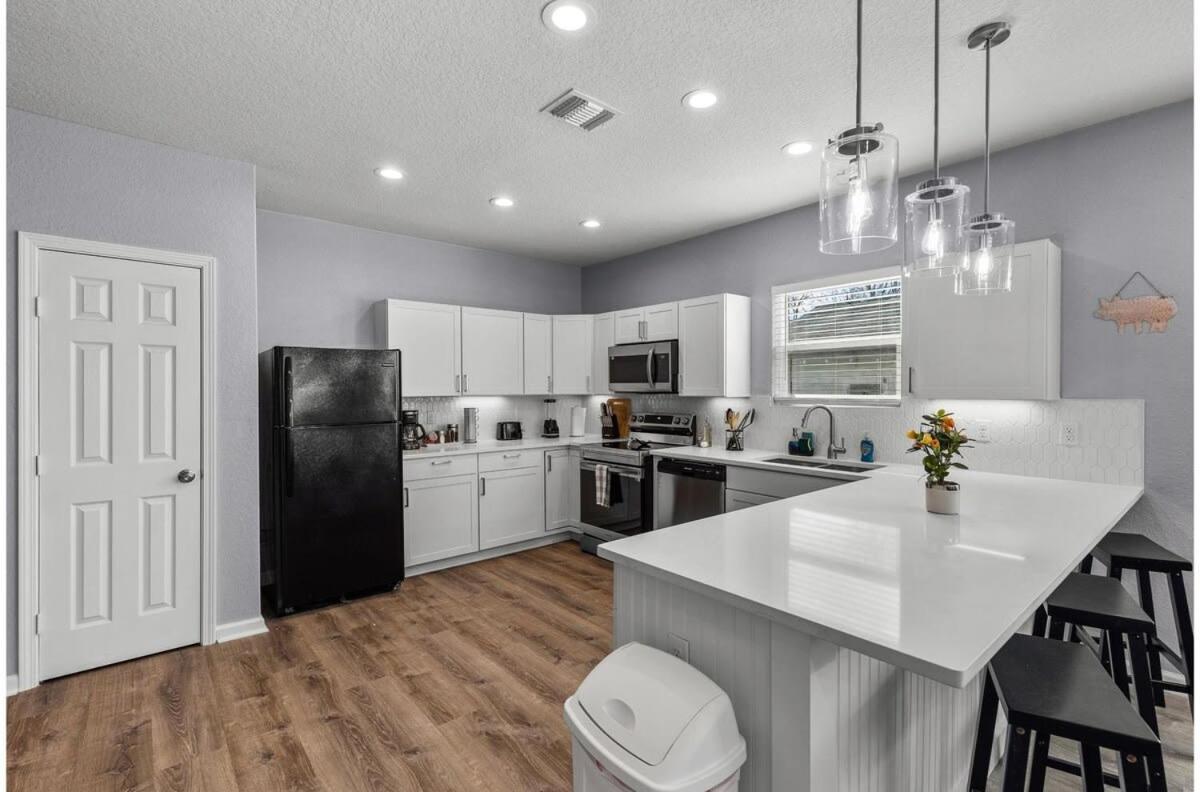 Retreat To A Brand-new Downtown 4br3ba *