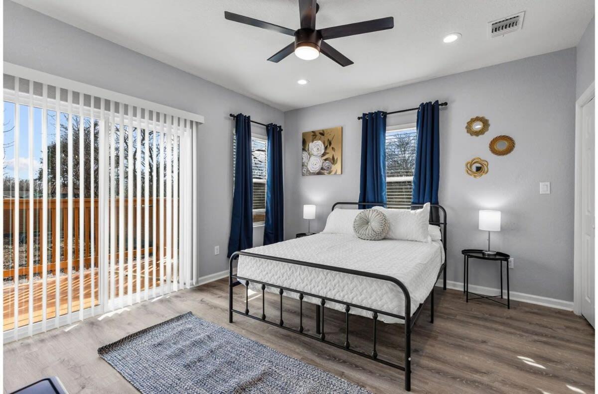 Holiday home Retreat To A Brand-new Downtown 4br3ba