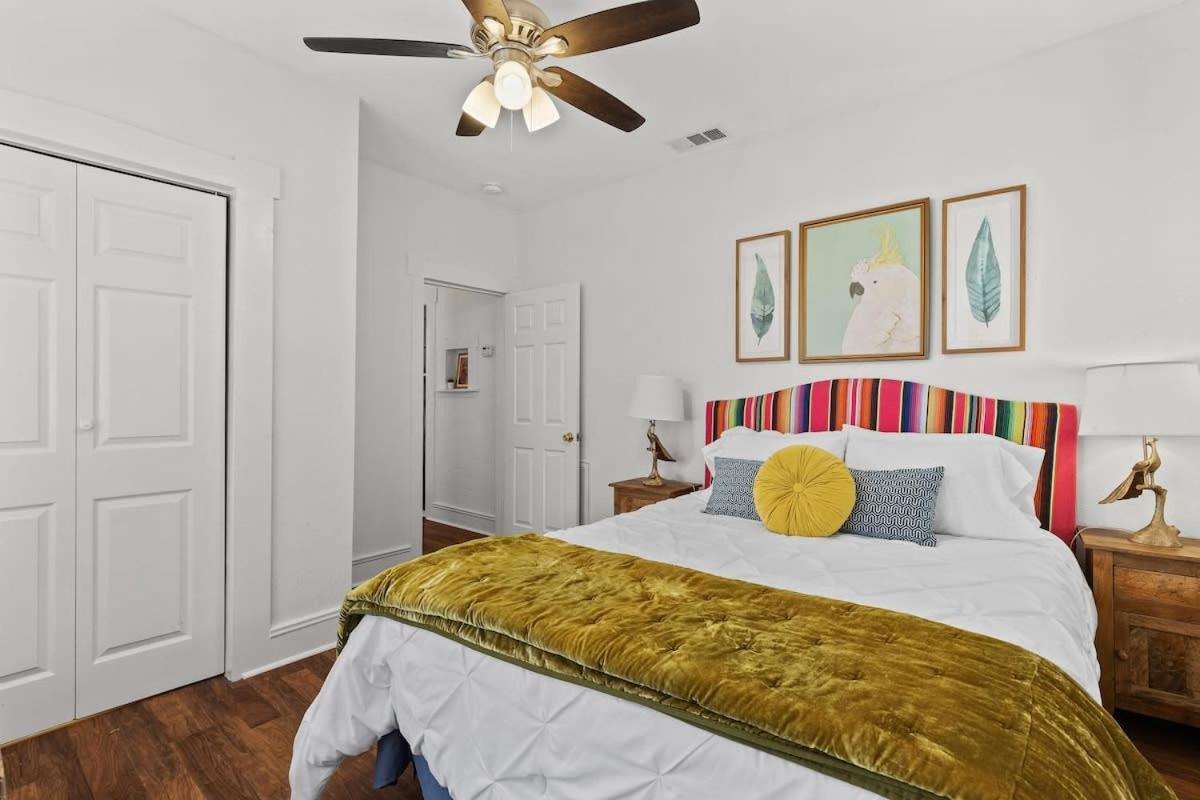 Gorgeous Artistic Fully Fenced Near Downtown Holiday home San Antonio