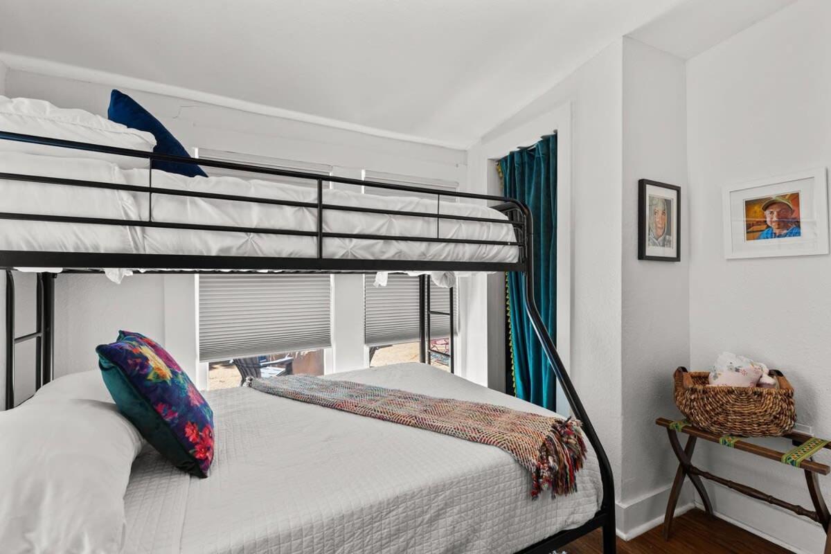 Gorgeous Artistic Fully Fenced Near Downtown Holiday home