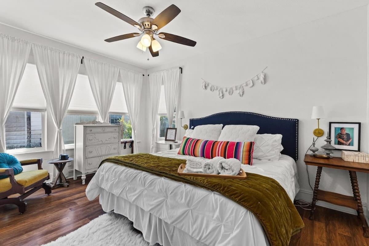 Gorgeous Artistic Fully Fenced Near Downtown Holiday home *