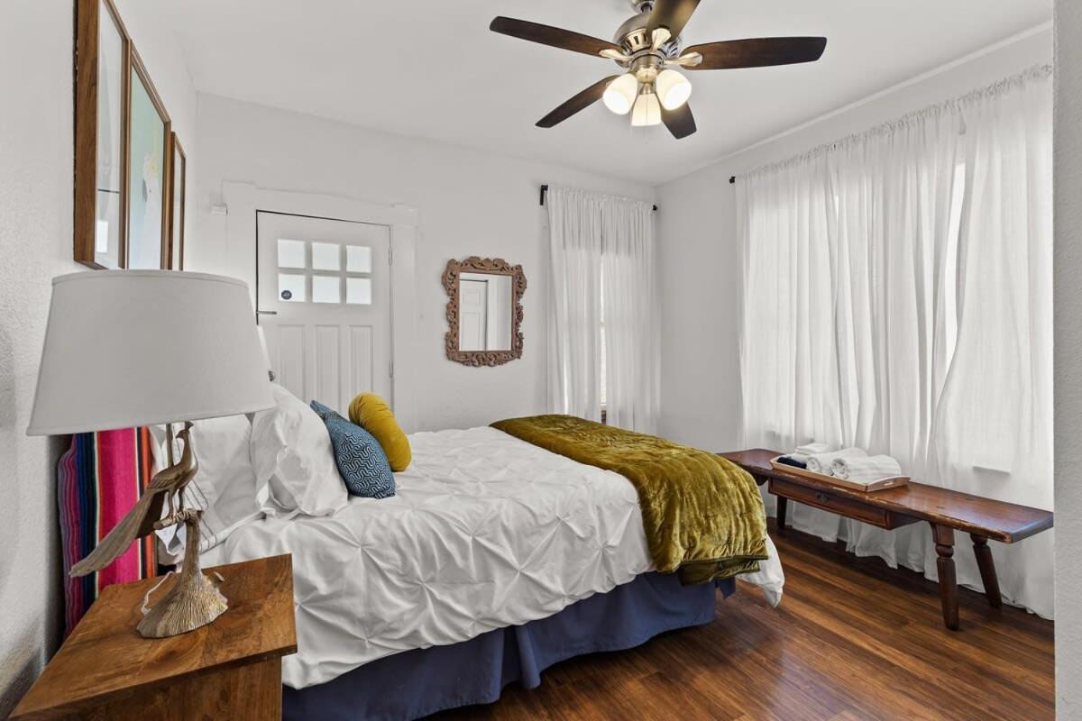 Gorgeous Artistic Fully Fenced Near Downtown * San Antonio