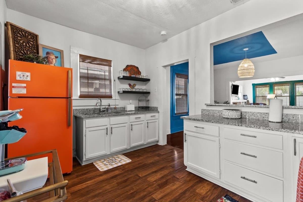 Gorgeous Artistic Fully Fenced Near Downtown Holiday home