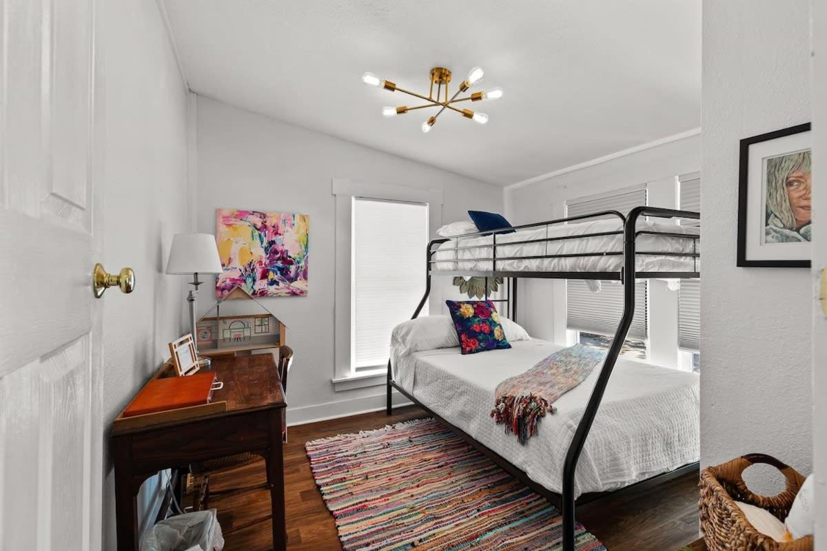 Holiday home Gorgeous Artistic Fully Fenced Near Downtown San Antonio