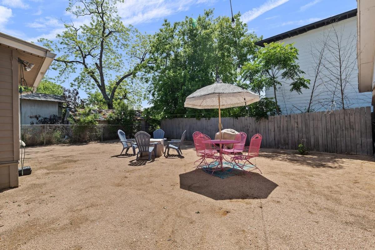 Gorgeous Artistic Fully Fenced Near Downtown Holiday home