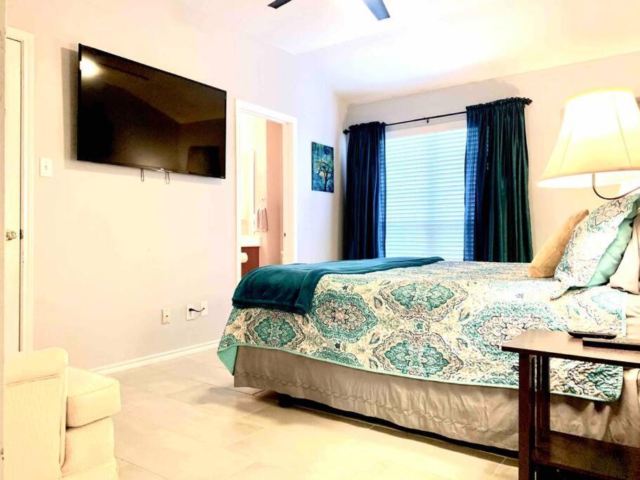 Modern Updates - Great Location - King Bed- Bmt San Antonio