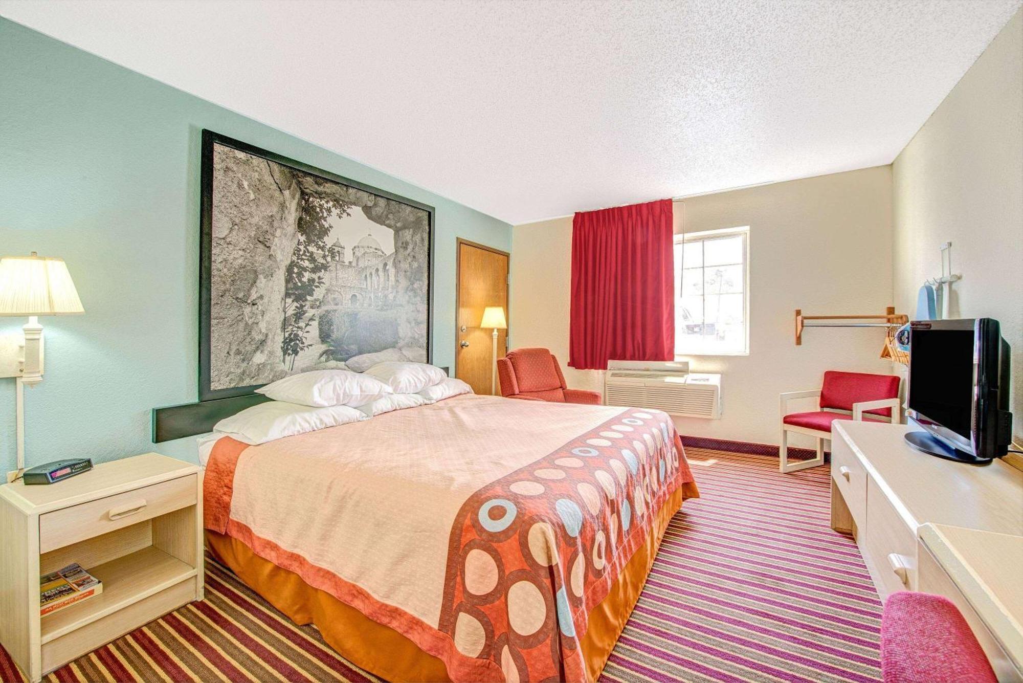 Super 8 By Wyndham San Antonio/fiesta Hotel 2*