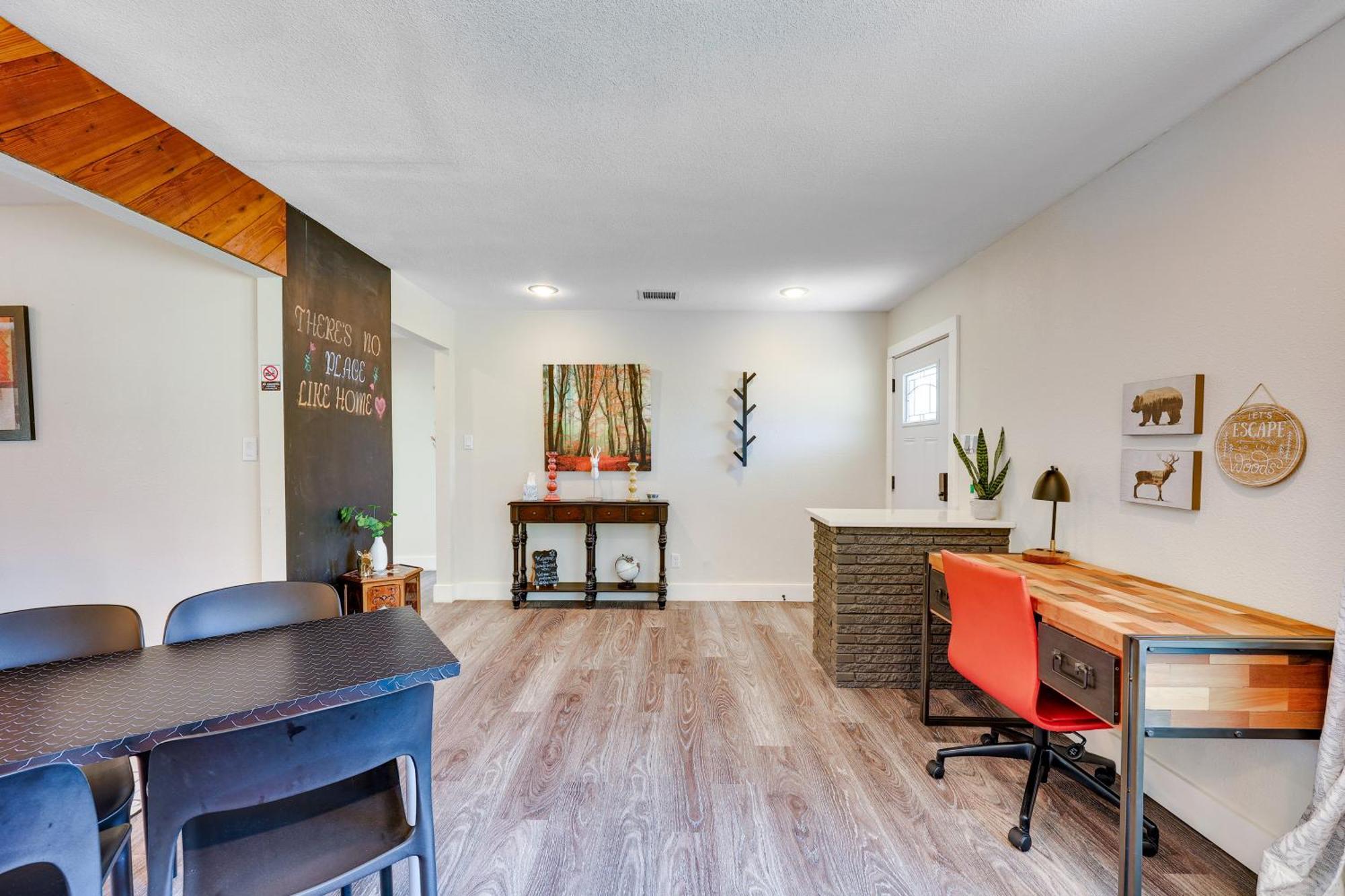 Home, 2 Mi To Airport - Pets Welcome! Holiday home *