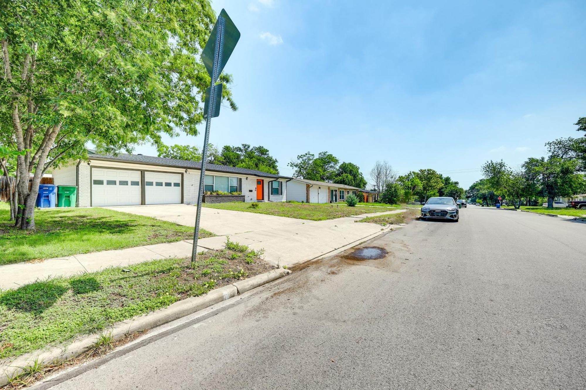 Holiday home Home, 2 Mi To Airport - Pets Welcome! San Antonio