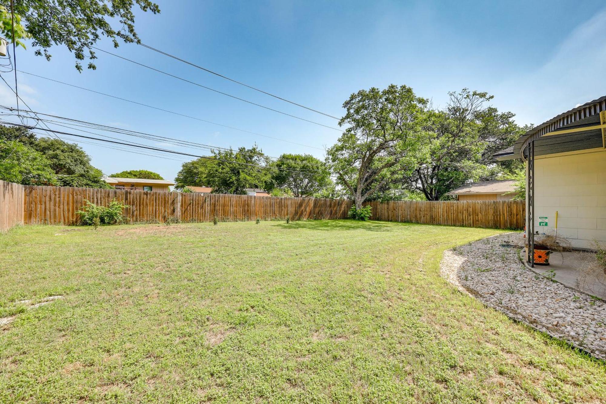 Home, 2 Mi To Airport - Pets Welcome! *