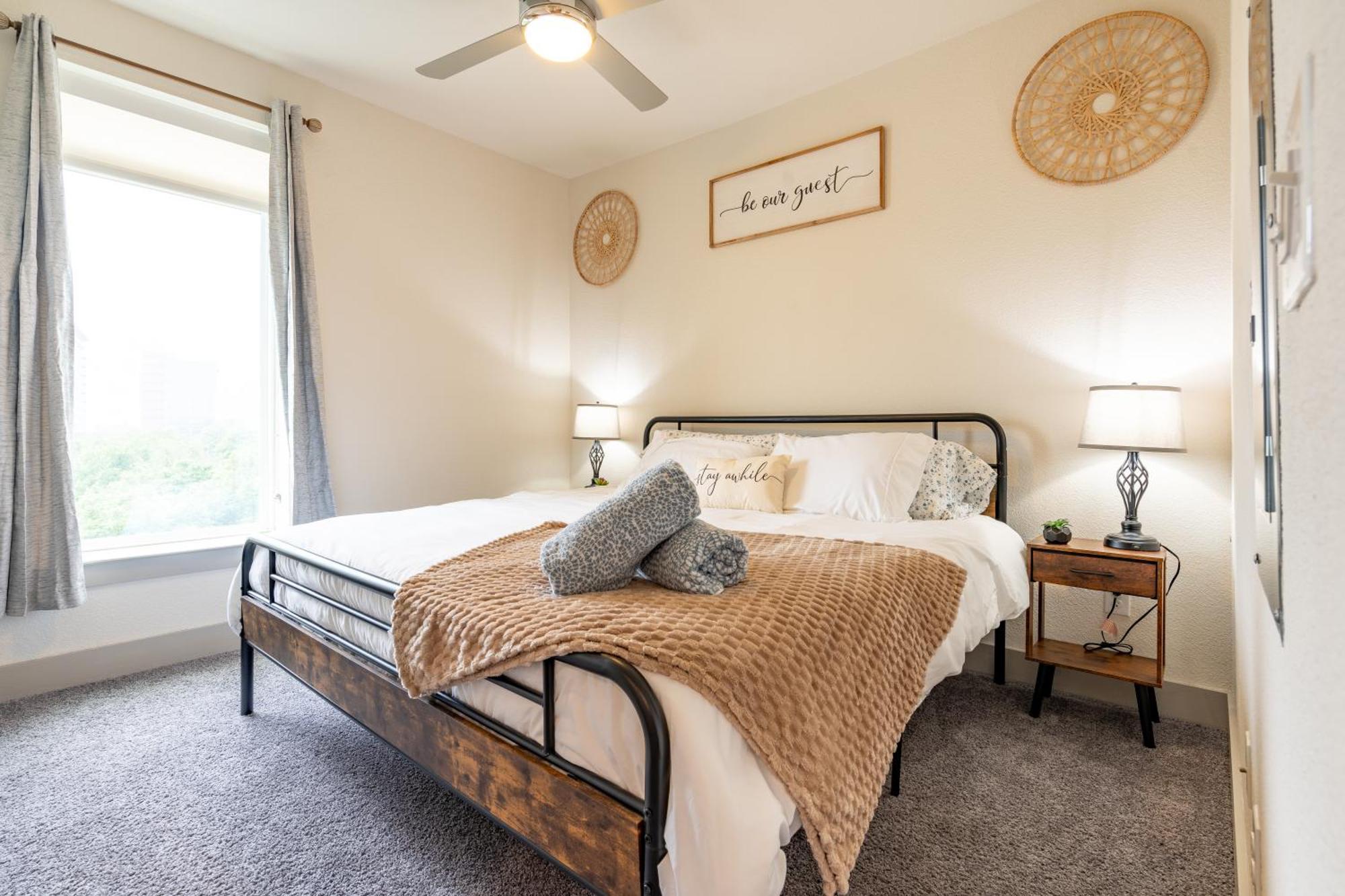 Riverwalk Penthouse Oasis W/free Parking Gym Pool Apartment *