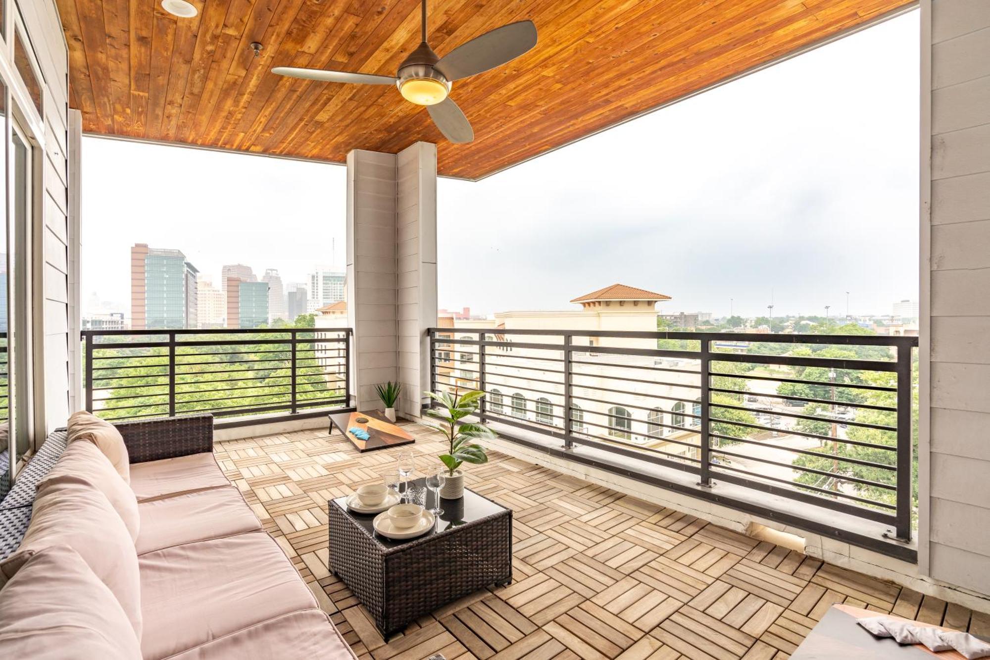 Riverwalk Penthouse Oasis W/free Parking Gym Pool *