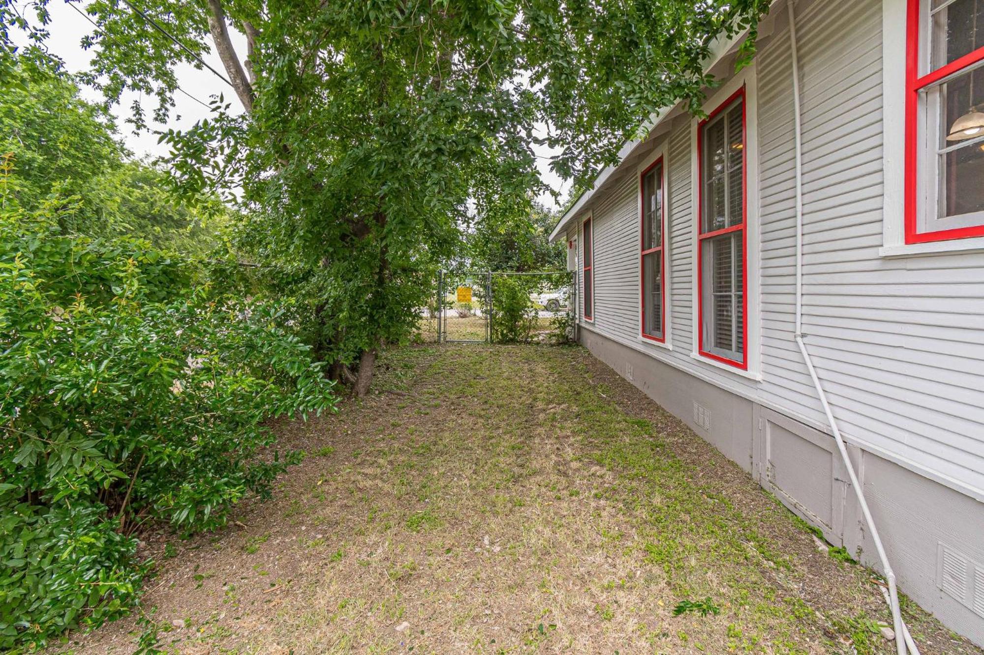 Holiday home Free Parking, Walk To Botanical Garden, Ps4, Grill, Private Fenced Backyard, Pets Allowed *