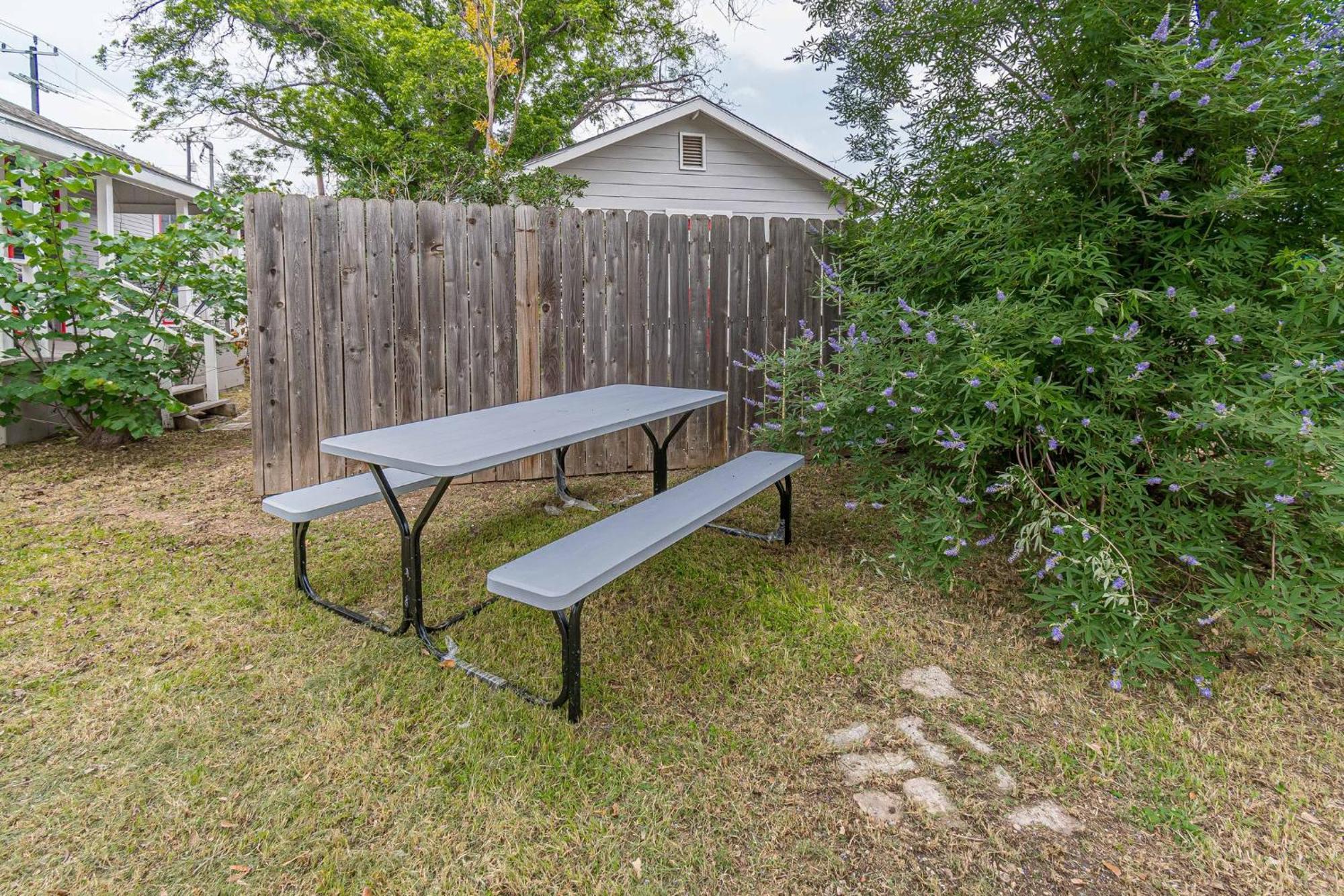 Free Parking, Walk To Botanical Garden, Ps4, Grill, Private Fenced Backyard, Pets Allowed Holiday home San Antonio