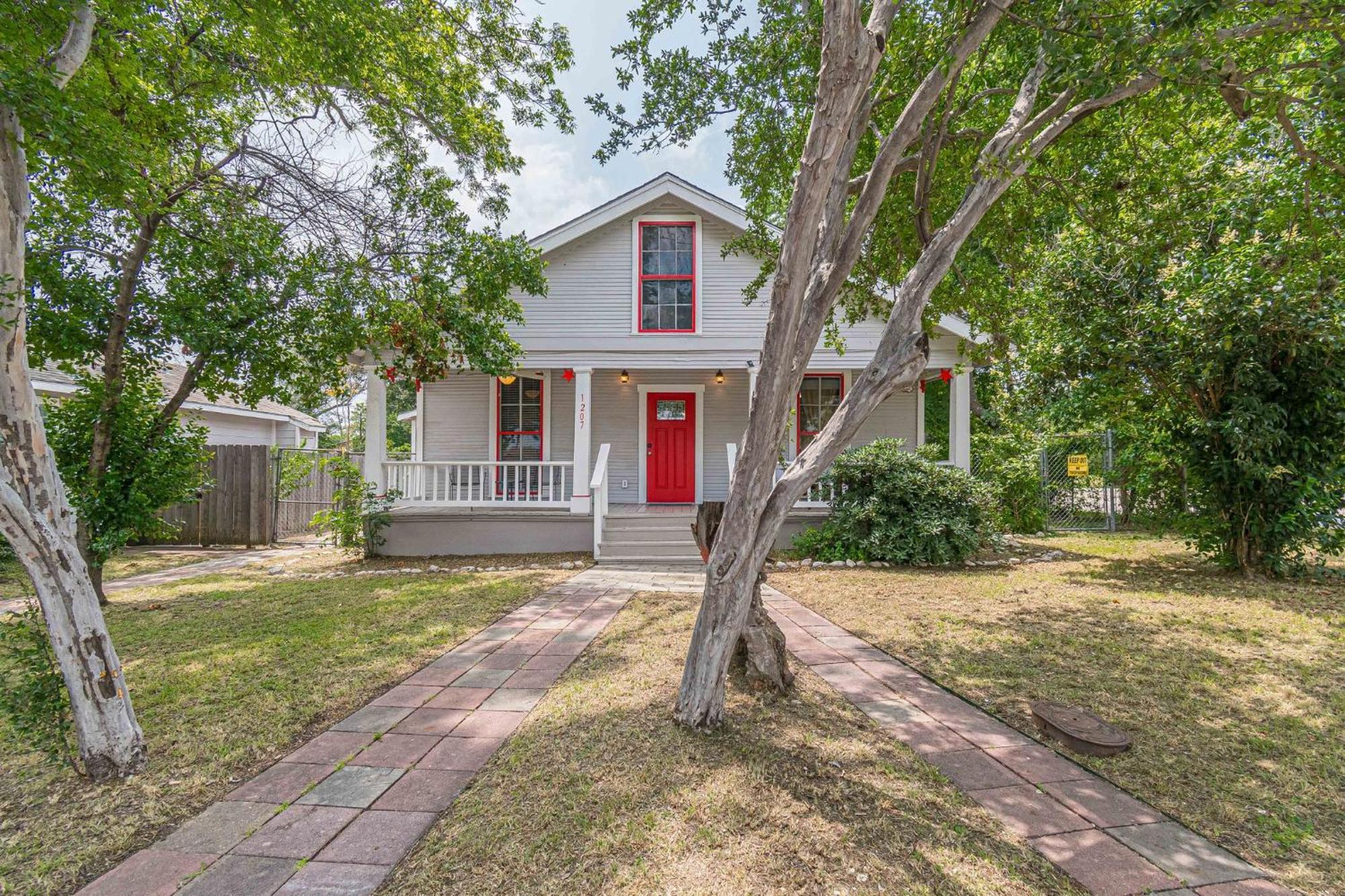 Free Parking, Walk To Botanical Garden, Ps4, Grill, Private Fenced Backyard, Pets Allowed * San Antonio