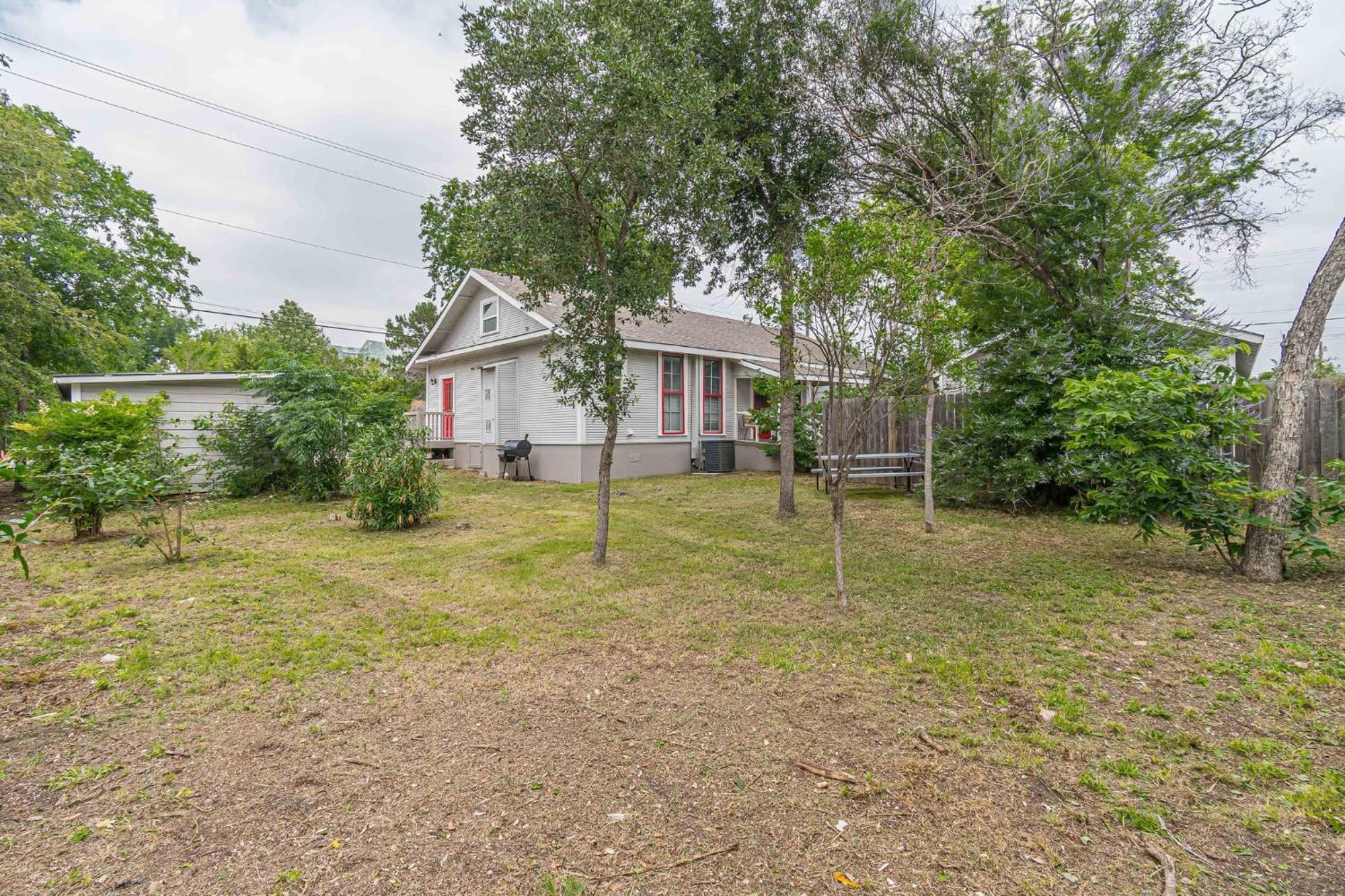 Holiday home Free Parking, Walk To Botanical Garden, Ps4, Grill, Private Fenced Backyard, Pets Allowed