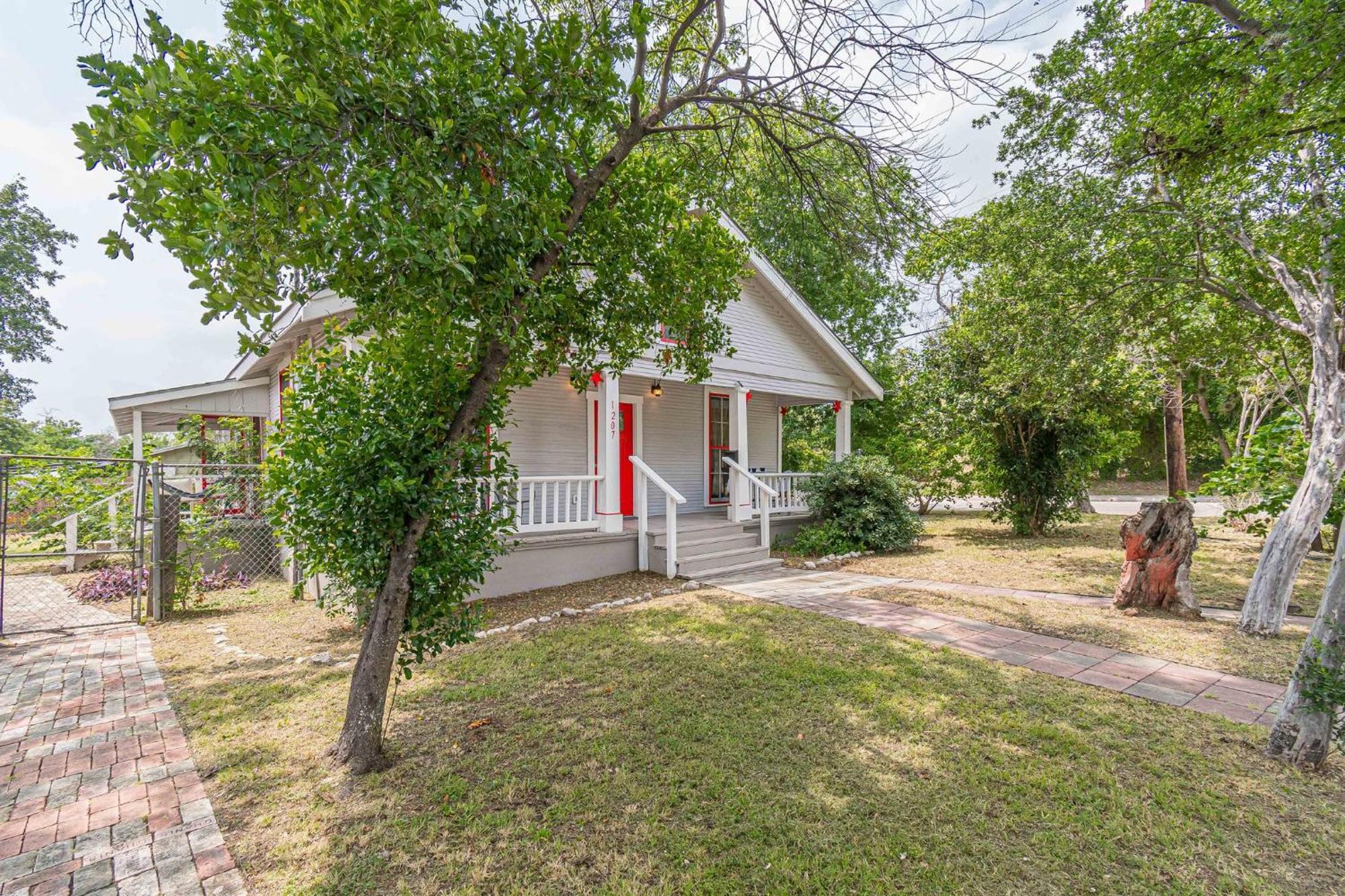 Holiday home Free Parking, Walk To Botanical Garden, Ps4, Grill, Private Fenced Backyard, Pets Allowed San Antonio