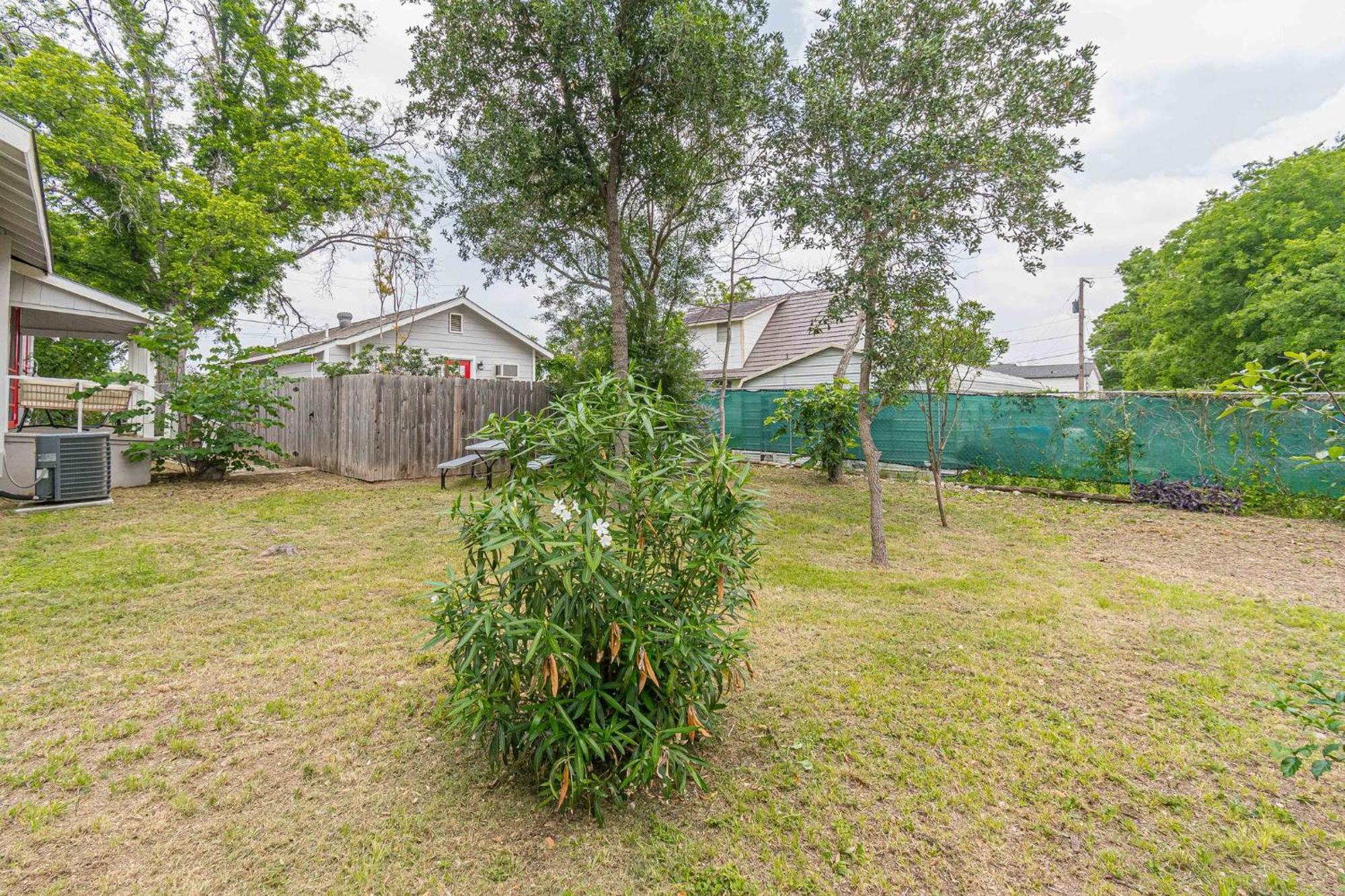 Holiday home Free Parking, Walk To Botanical Garden, Ps4, Grill, Private Fenced Backyard, Pets Allowed