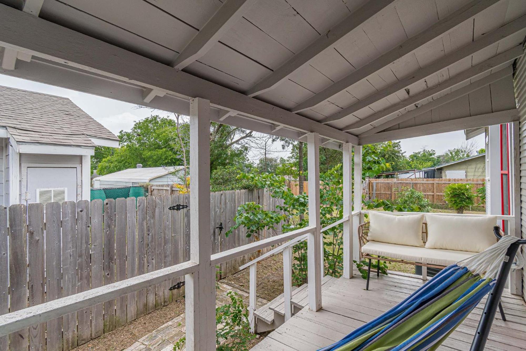 Holiday home Free Parking, Walk To Botanical Garden, Ps4, Grill, Private Fenced Backyard, Pets Allowed