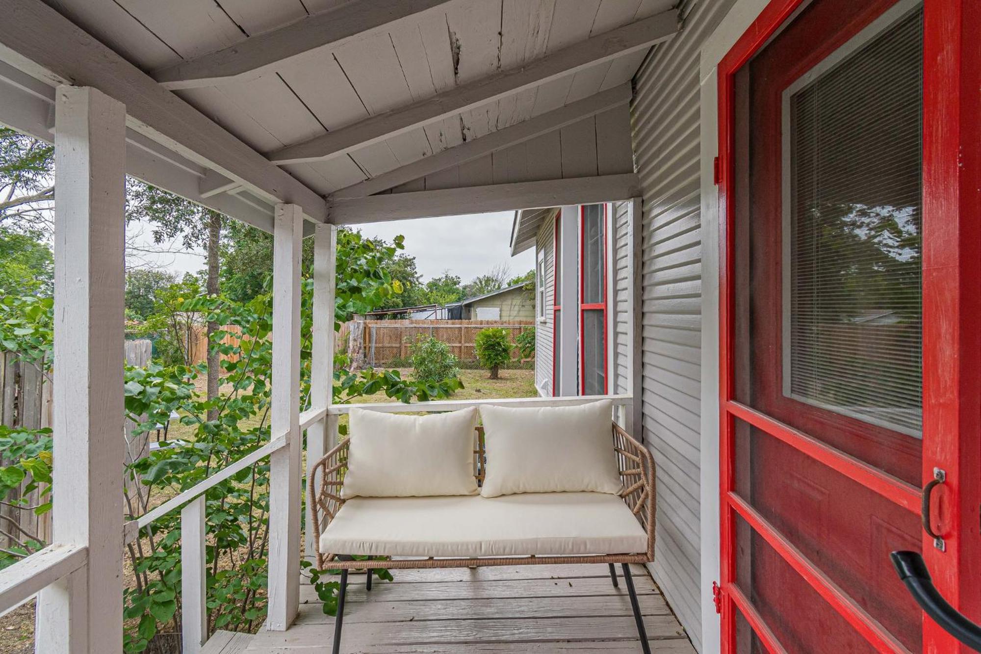 Holiday home Free Parking, Walk To Botanical Garden, Ps4, Grill, Private Fenced Backyard, Pets Allowed
