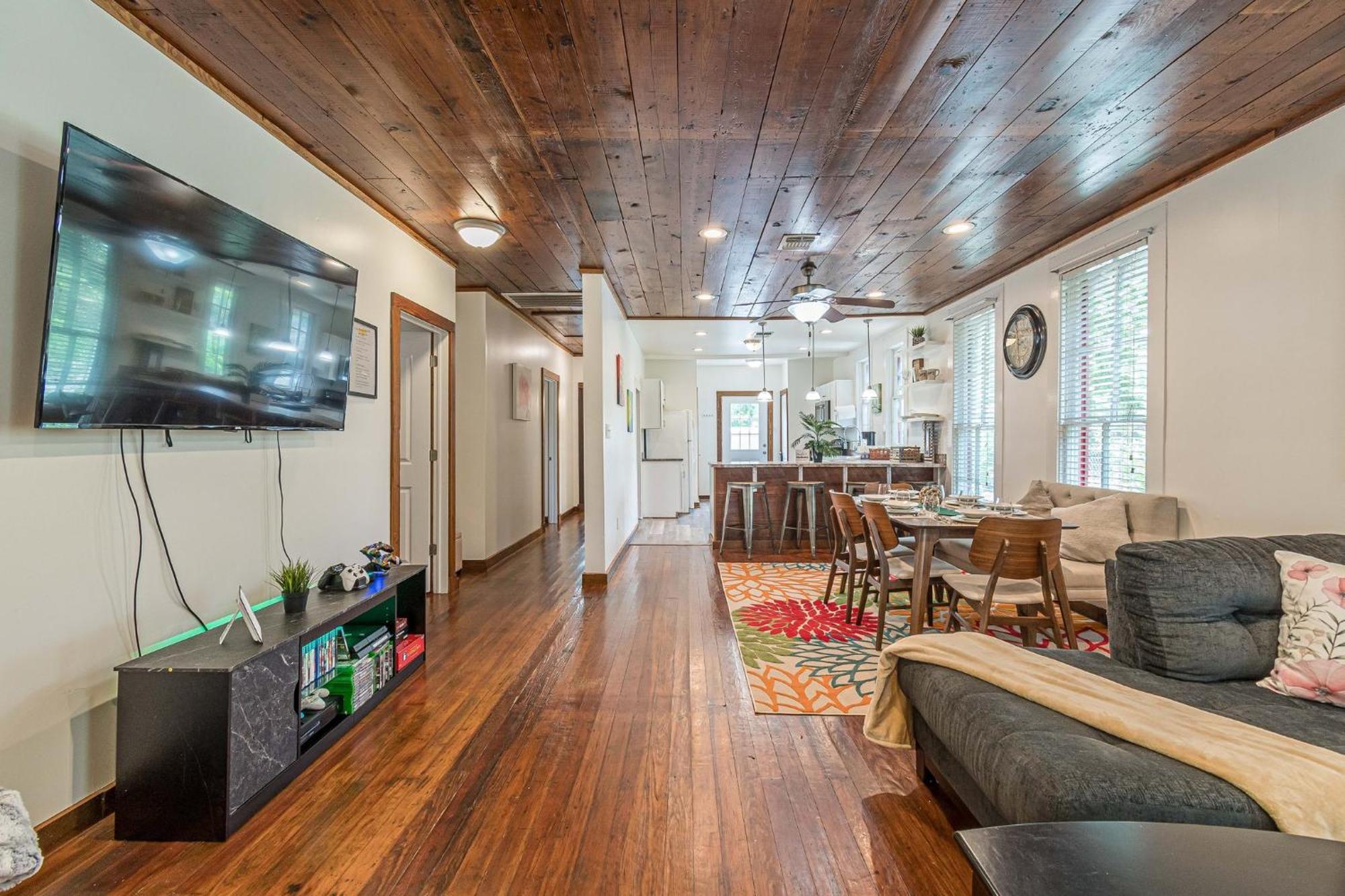 Holiday home Free Parking, Walk To Botanical Garden, Ps4, Grill, Private Fenced Backyard, Pets Allowed *