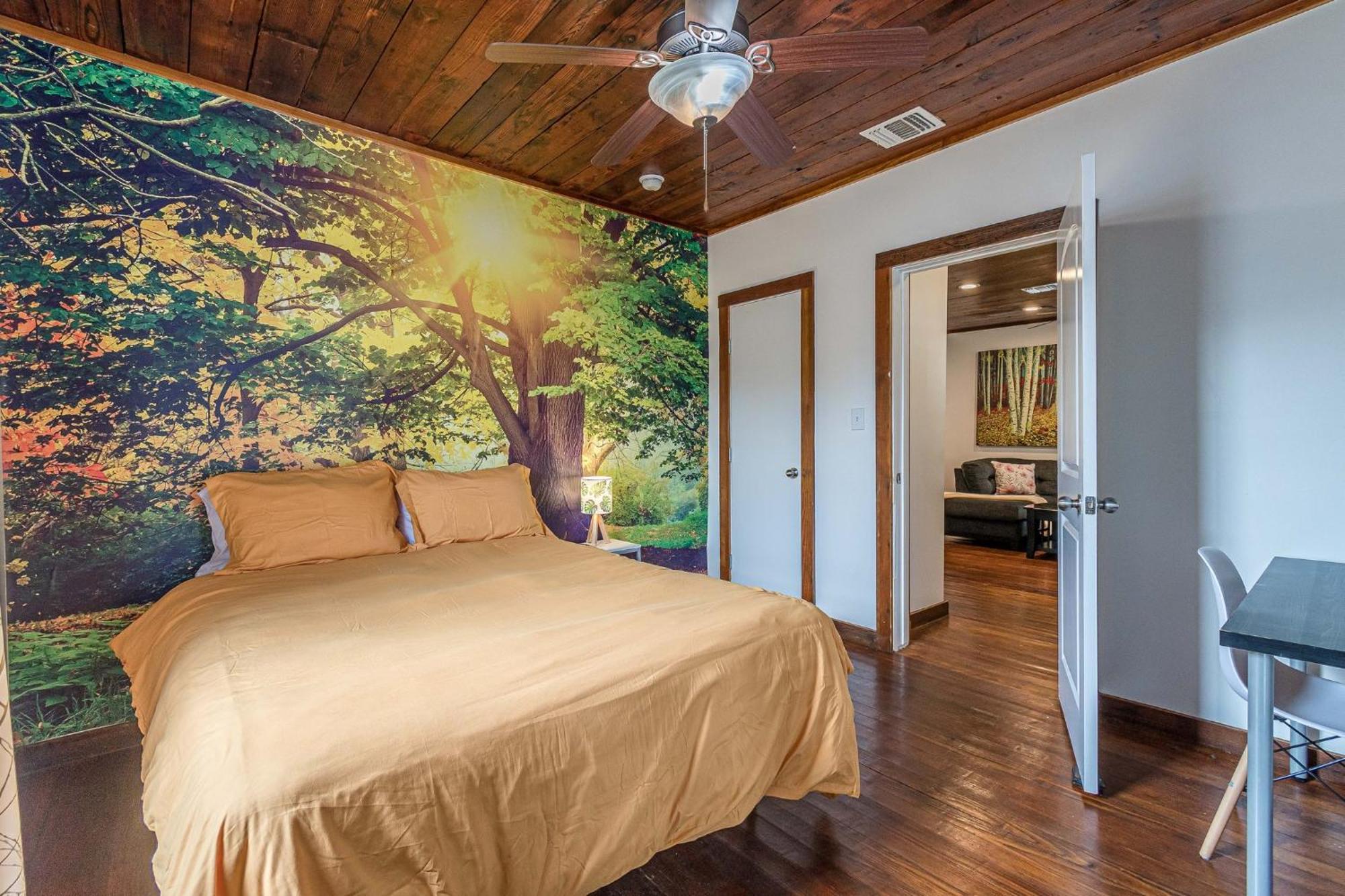 Holiday home Free Parking, Walk To Botanical Garden, Ps4, Grill, Private Fenced Backyard, Pets Allowed