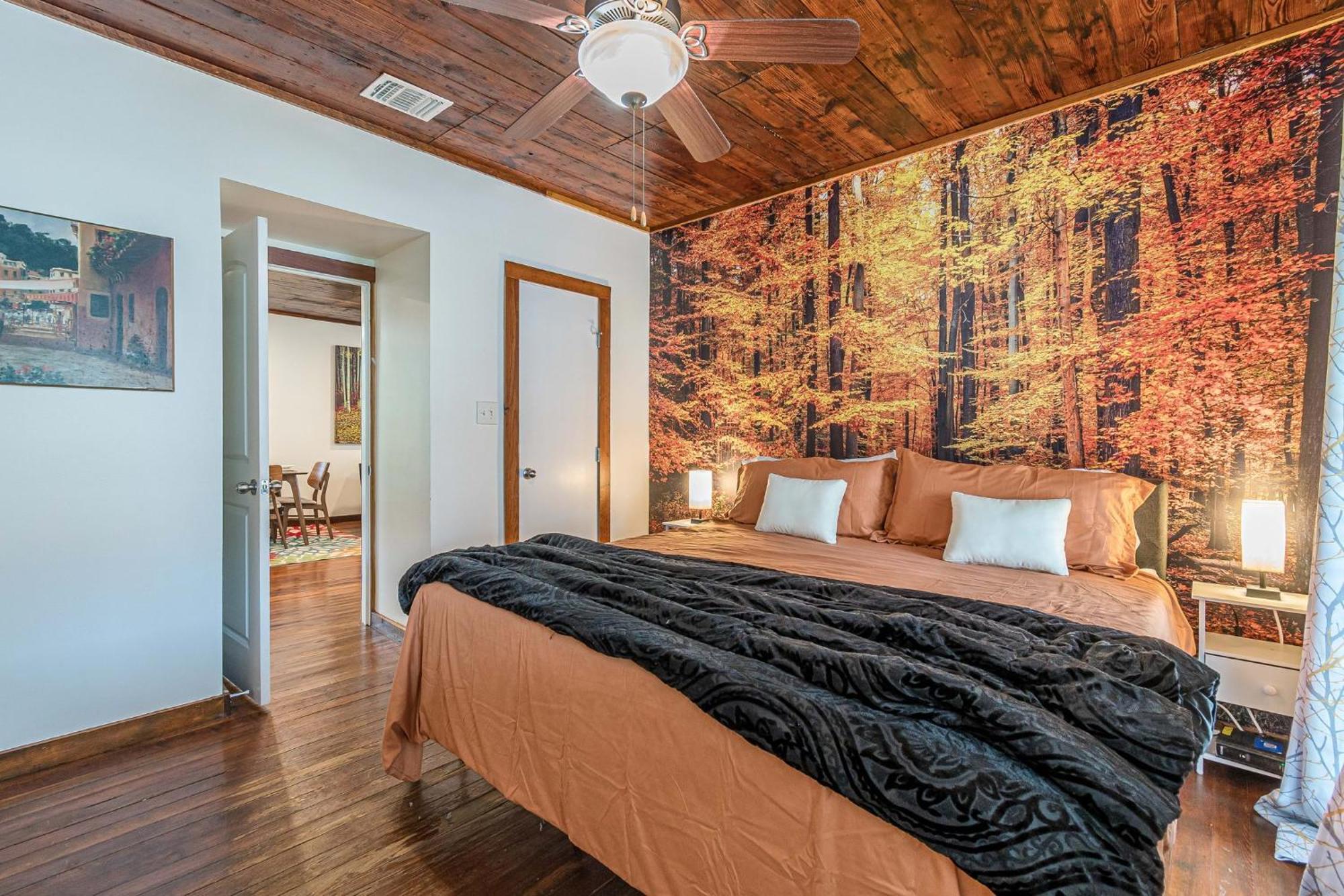 Free Parking, Walk To Botanical Garden, Ps4, Grill, Private Fenced Backyard, Pets Allowed *
