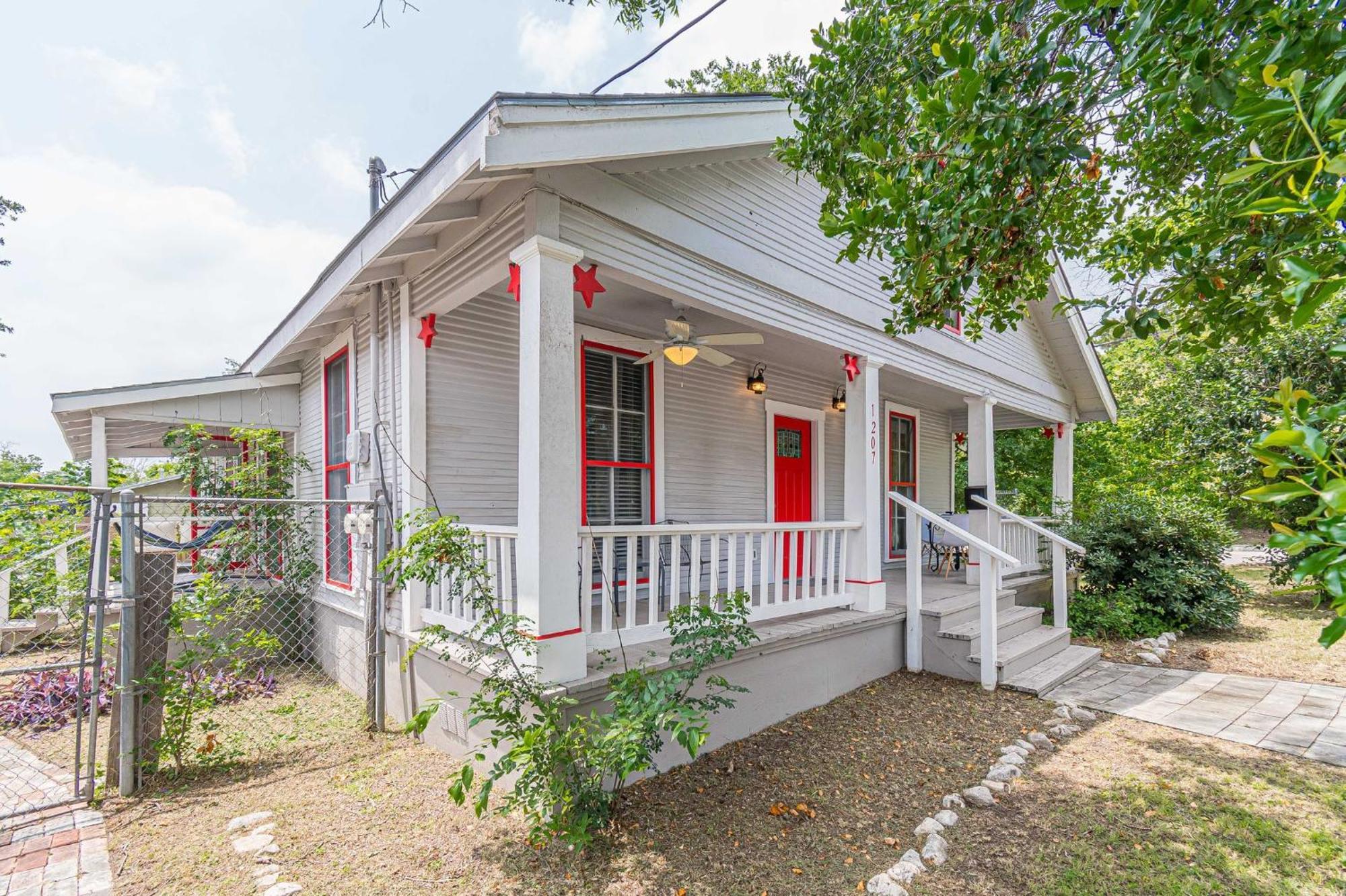 Free Parking, Walk To Botanical Garden, Ps4, Grill, Private Fenced Backyard, Pets Allowed