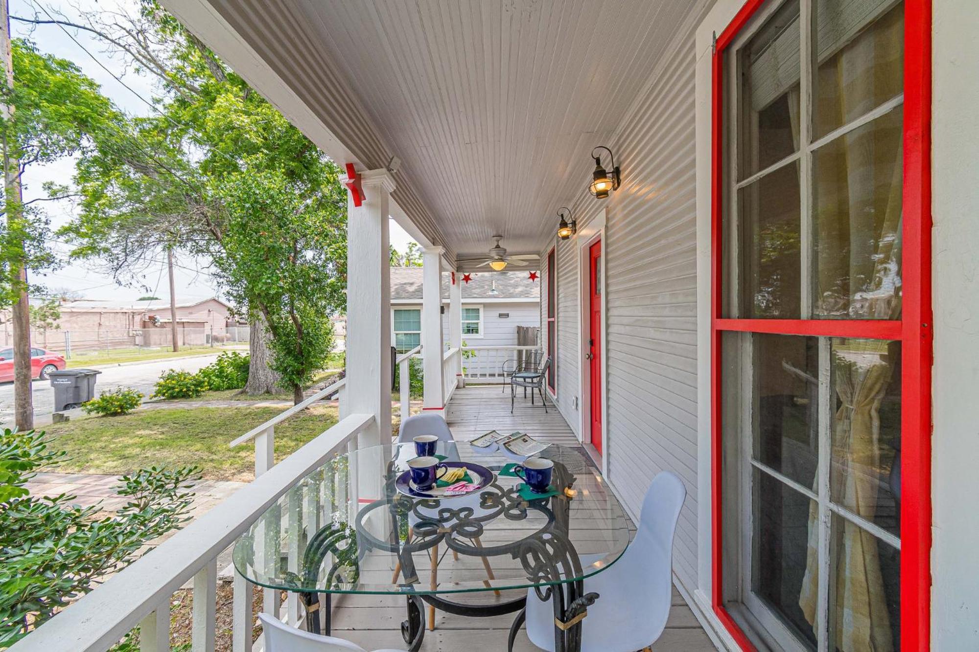 Holiday home Free Parking, Walk To Botanical Garden, Ps4, Grill, Private Fenced Backyard, Pets Allowed