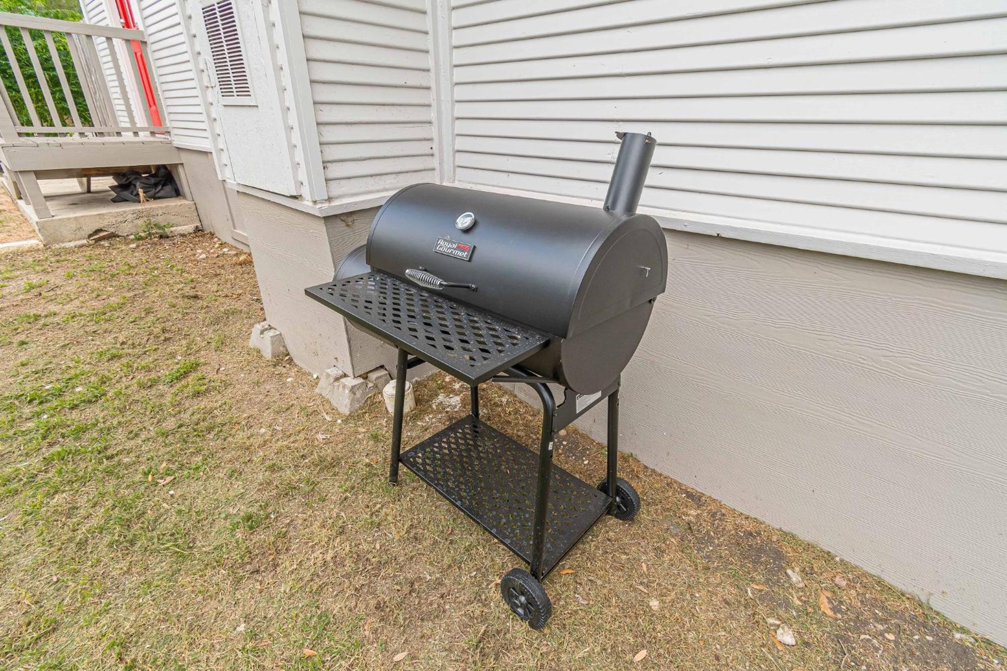 Holiday home Free Parking, Walk To Botanical Garden, Ps4, Grill, Private Fenced Backyard, Pets Allowed *