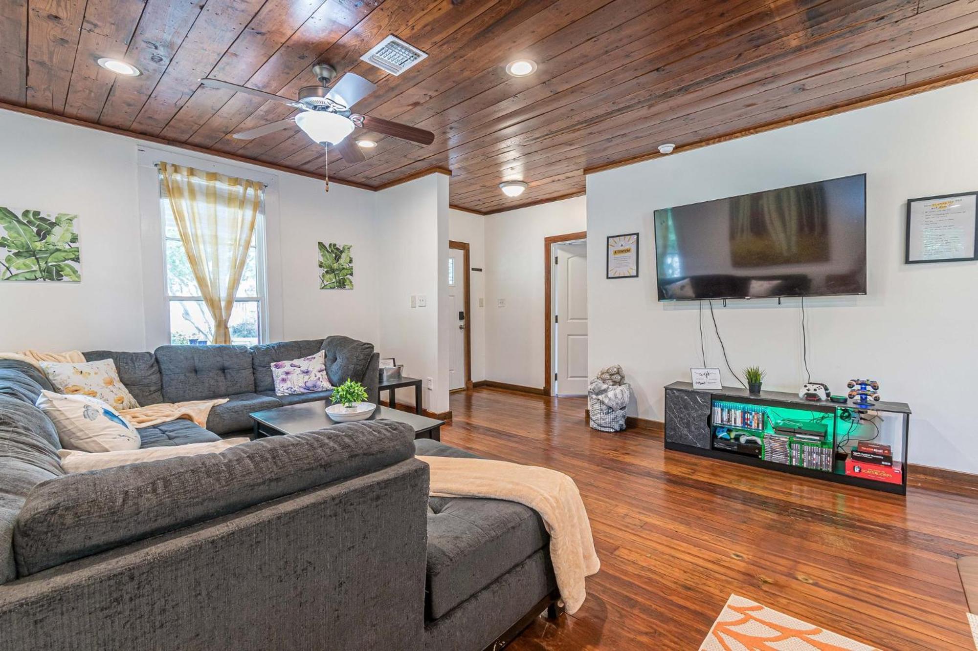 Holiday home Free Parking, Walk To Botanical Garden, Ps4, Grill, Private Fenced Backyard, Pets Allowed San Antonio