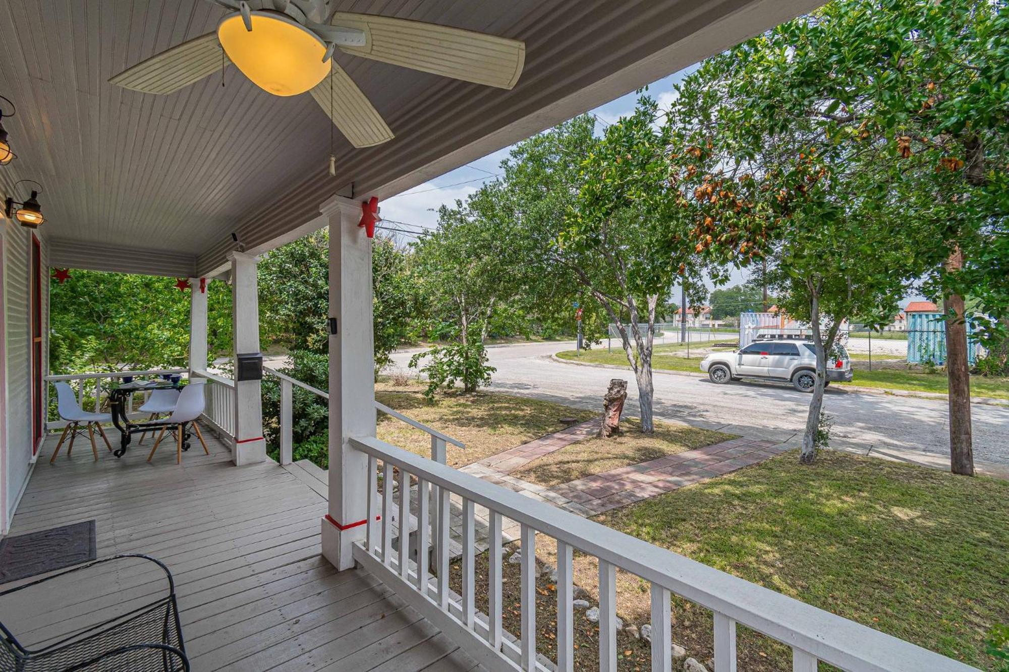 Holiday home Free Parking, Walk To Botanical Garden, Ps4, Grill, Private Fenced Backyard, Pets Allowed *