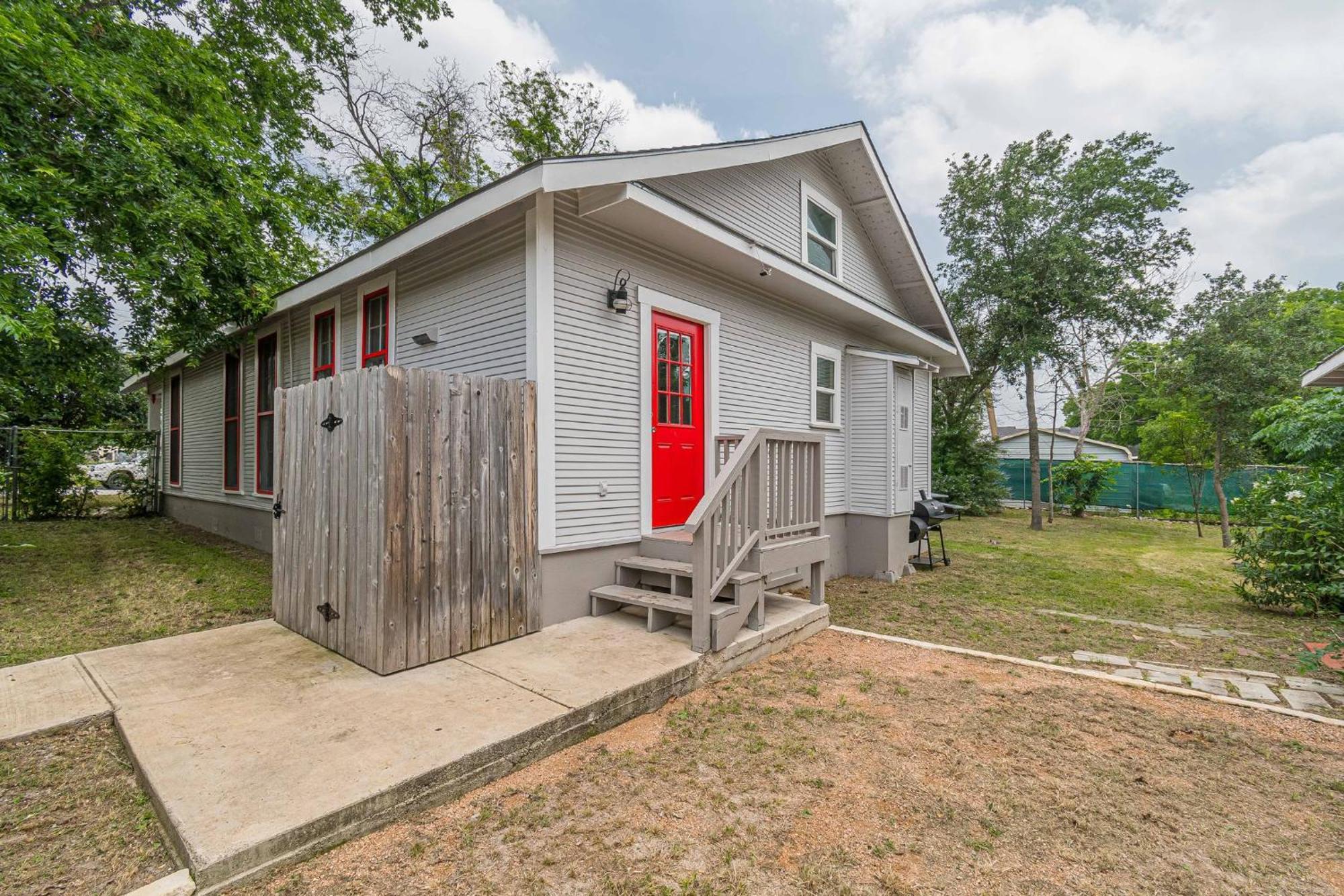 Free Parking, Walk To Botanical Garden, Ps4, Grill, Private Fenced Backyard, Pets Allowed *