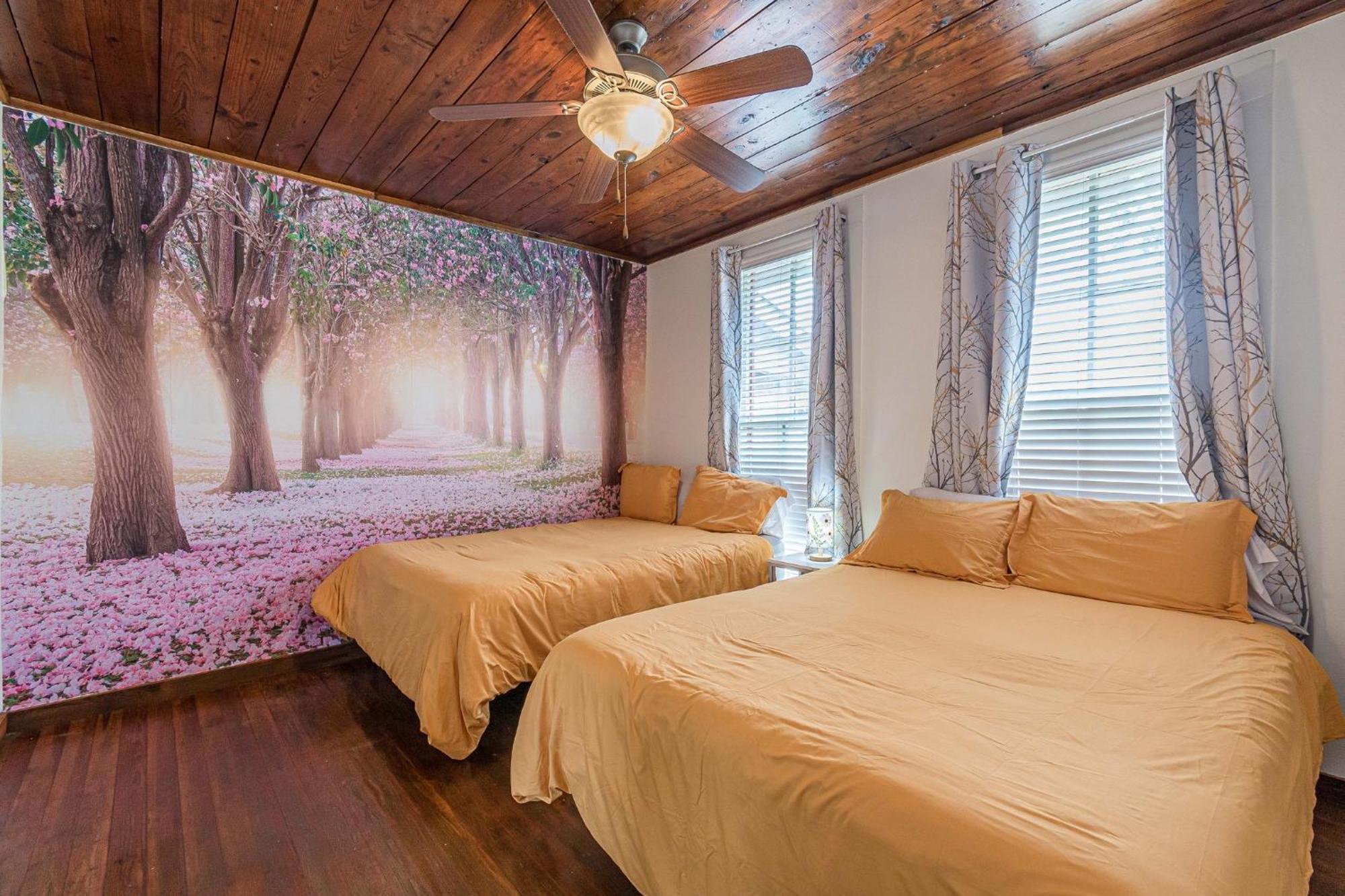 Holiday home Free Parking, Walk To Botanical Garden, Ps4, Grill, Private Fenced Backyard, Pets Allowed