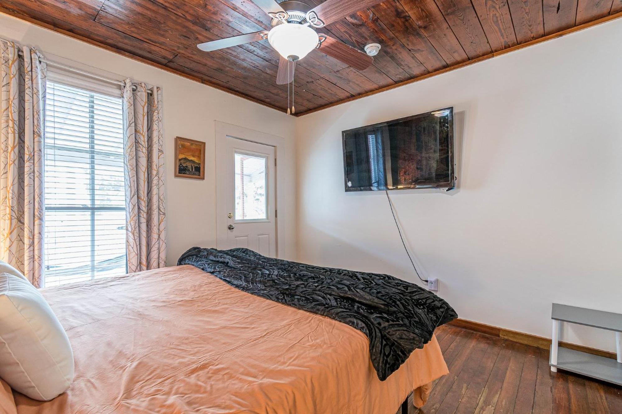 Free Parking, Walk To Botanical Garden, Ps4, Grill, Private Fenced Backyard, Pets Allowed * San Antonio