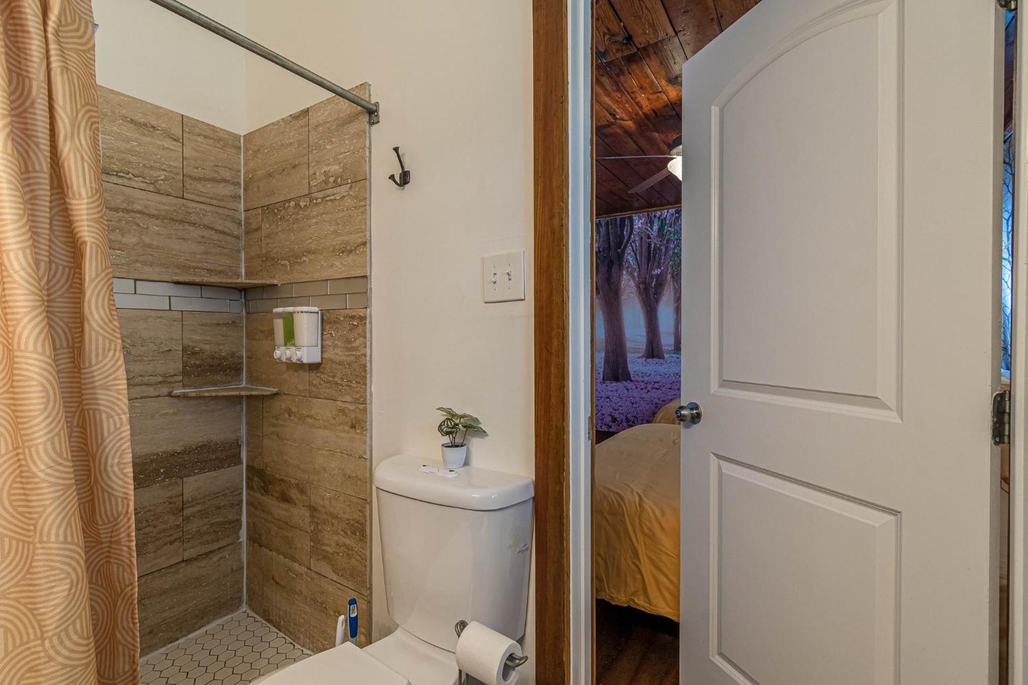 Holiday home Free Parking, Walk To Botanical Garden, Ps4, Grill, Private Fenced Backyard, Pets Allowed