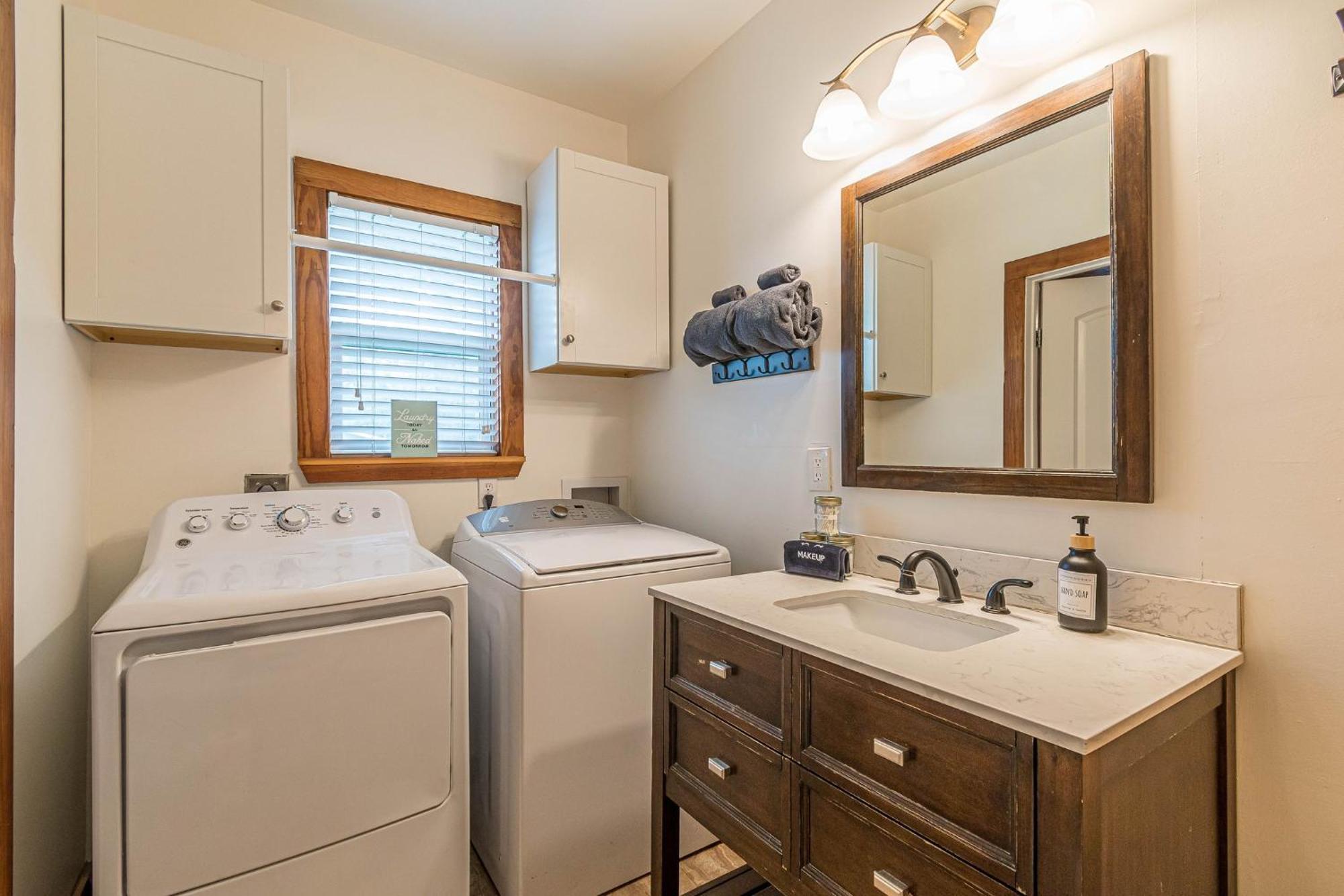 Free Parking, Walk To Botanical Garden, Ps4, Grill, Private Fenced Backyard, Pets Allowed Holiday home *