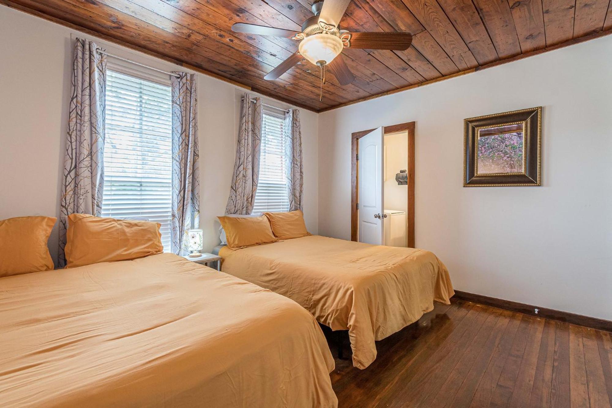 Holiday home Free Parking, Walk To Botanical Garden, Ps4, Grill, Private Fenced Backyard, Pets Allowed *