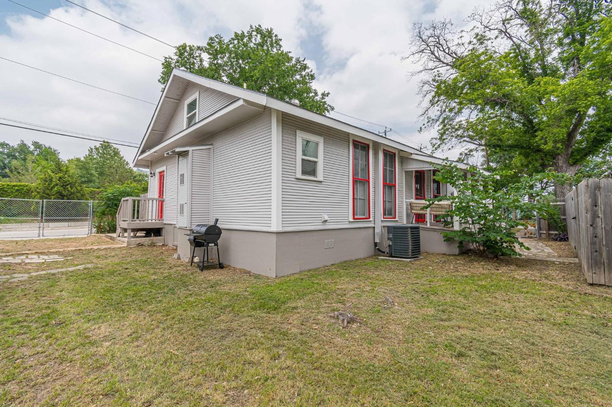 Free Parking, Walk To Botanical Garden, Ps4, Grill, Private Fenced Backyard, Pets Allowed