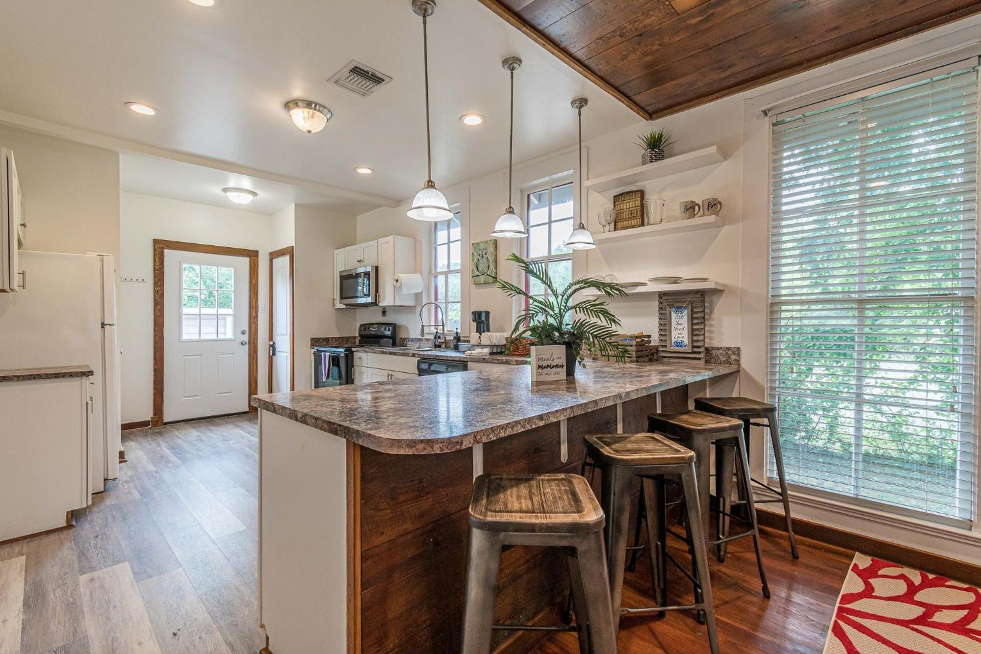 Holiday home Free Parking, Walk To Botanical Garden, Ps4, Grill, Private Fenced Backyard, Pets Allowed