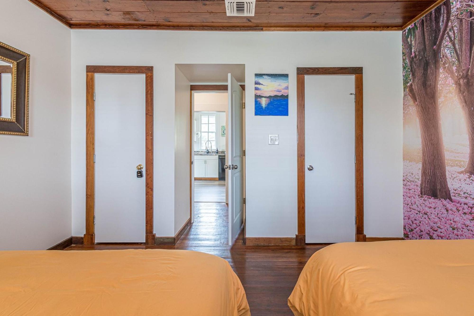 Holiday home Free Parking, Walk To Botanical Garden, Ps4, Grill, Private Fenced Backyard, Pets Allowed San Antonio