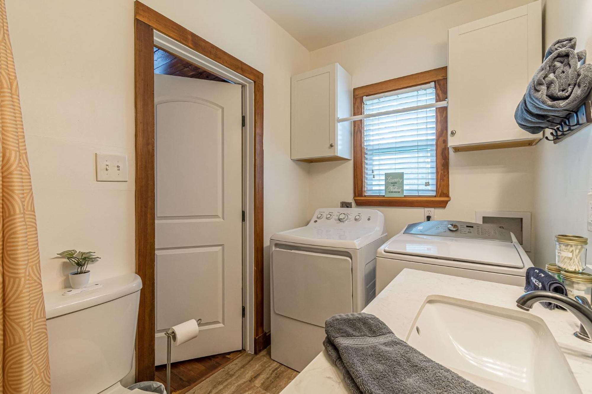 Free Parking, Walk To Botanical Garden, Ps4, Grill, Private Fenced Backyard, Pets Allowed