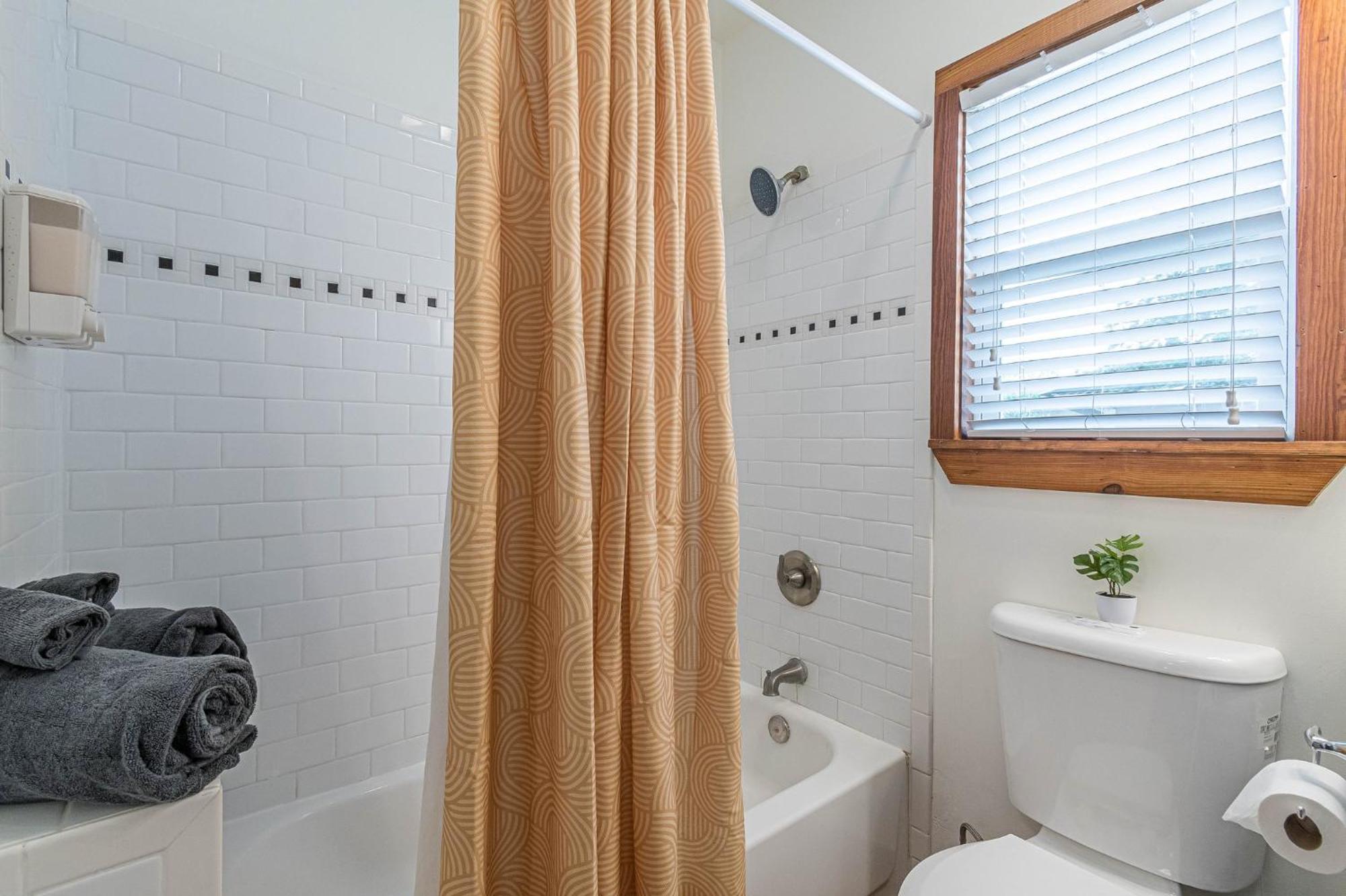 Free Parking, Walk To Botanical Garden, Ps4, Grill, Private Fenced Backyard, Pets Allowed Holiday home