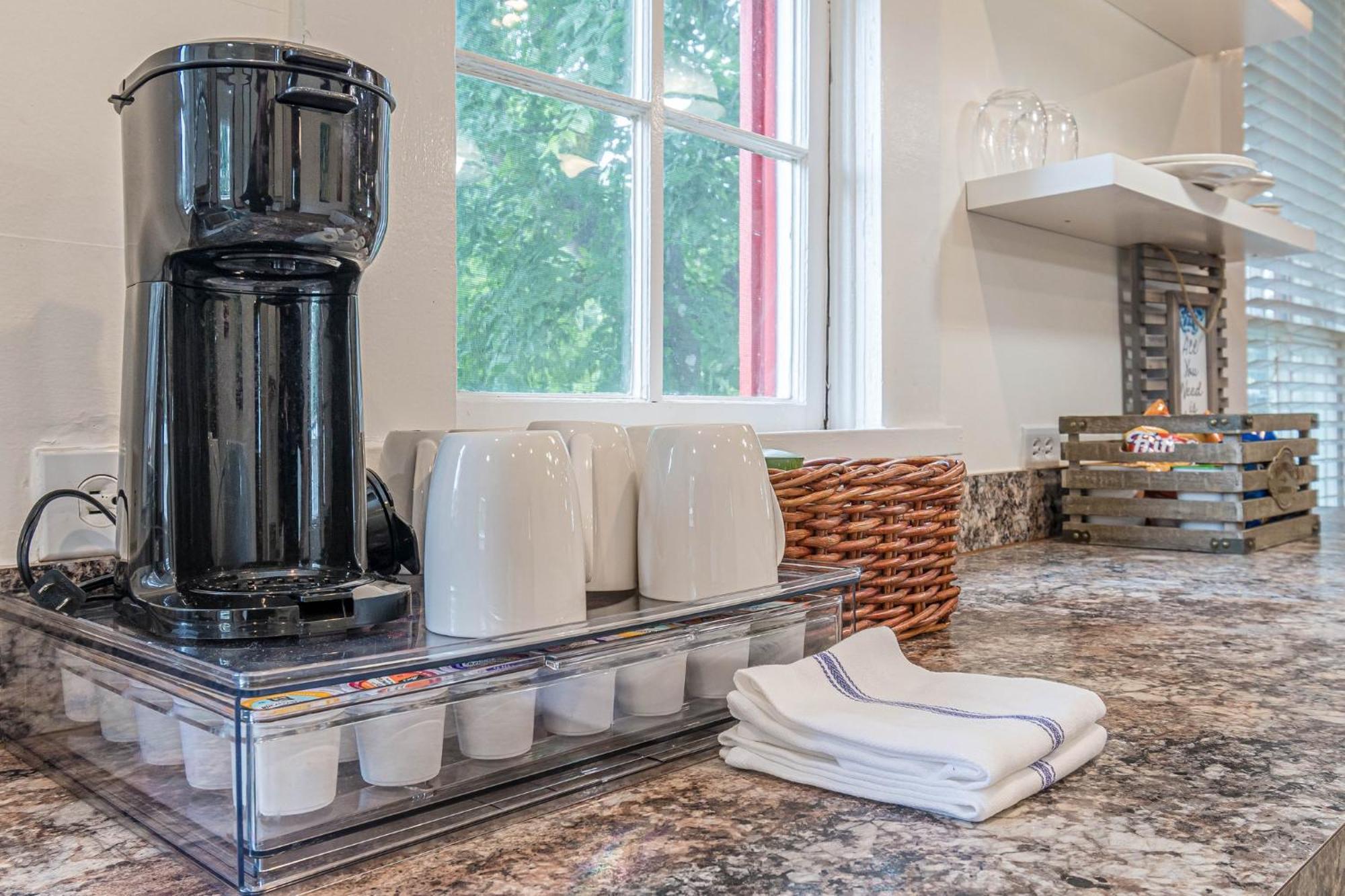 Free Parking, Walk To Botanical Garden, Ps4, Grill, Private Fenced Backyard, Pets Allowed Holiday home *