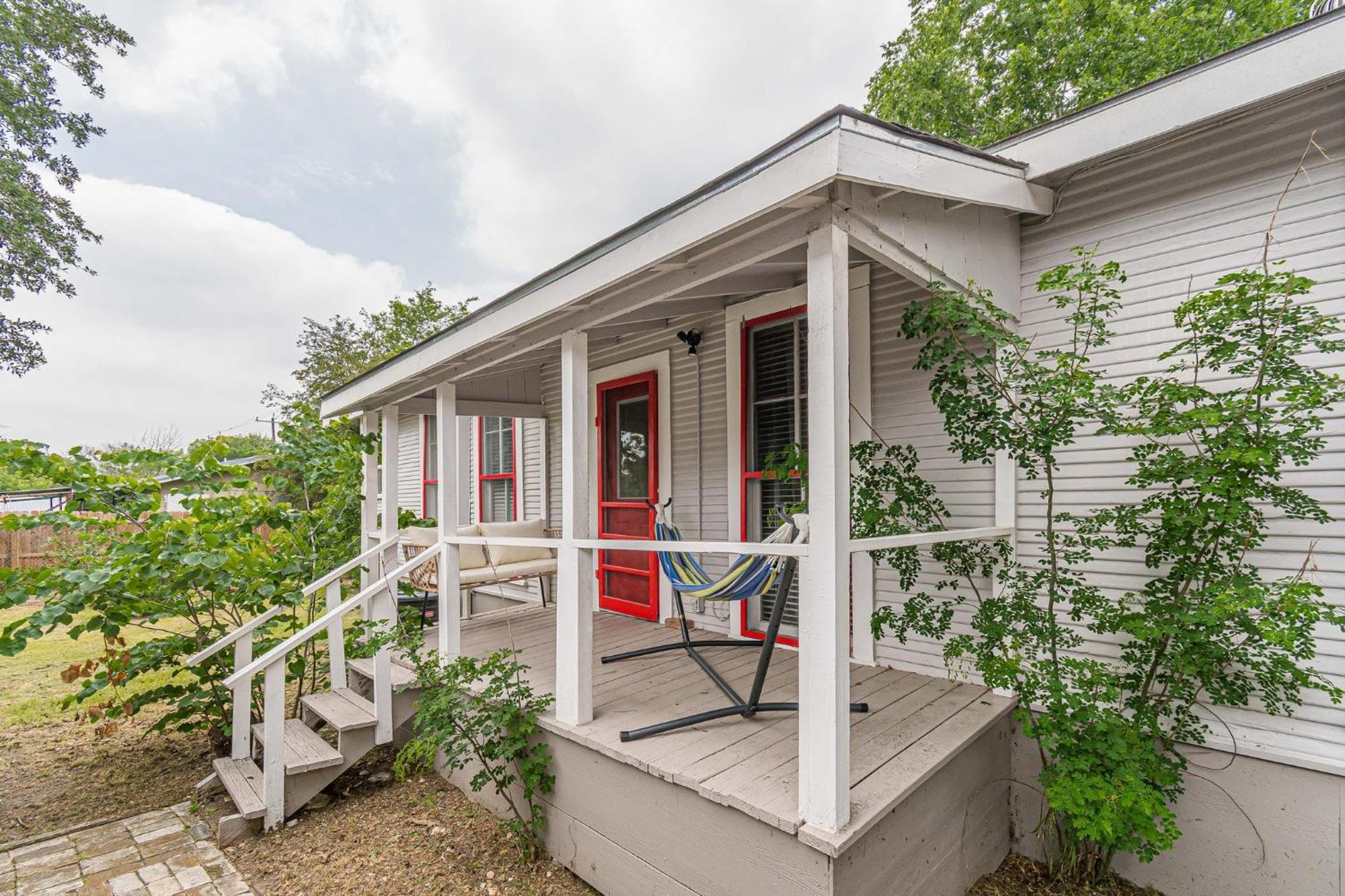 Free Parking, Walk To Botanical Garden, Ps4, Grill, Private Fenced Backyard, Pets Allowed *