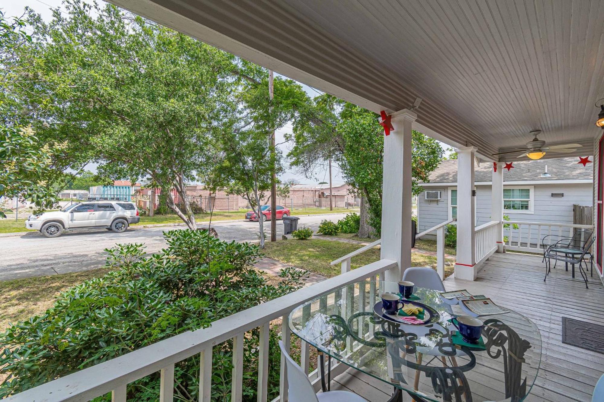 Free Parking, Walk To Botanical Garden, Ps4, Grill, Private Fenced Backyard, Pets Allowed Holiday home San Antonio