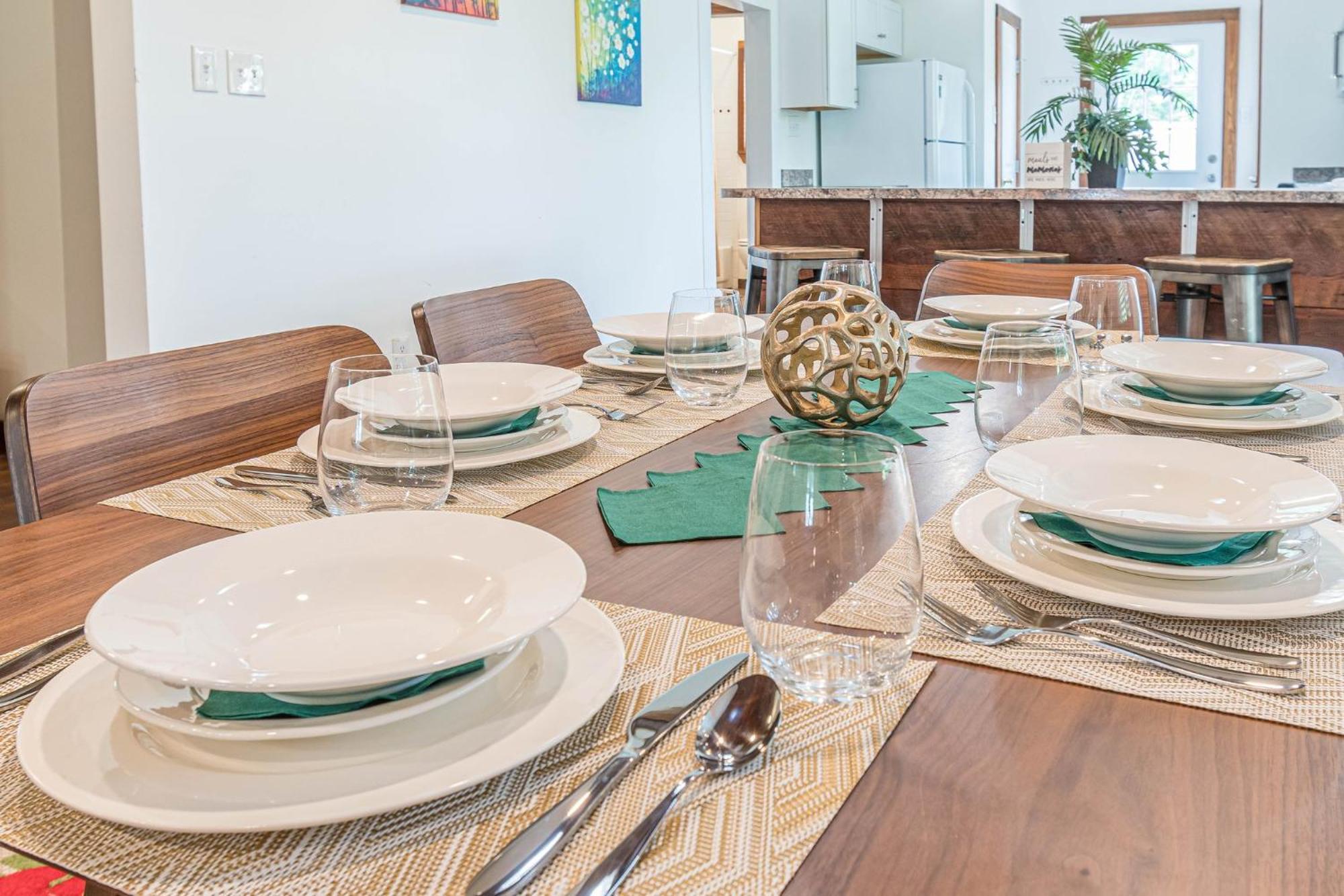 Holiday home Free Parking, Walk To Botanical Garden, Ps4, Grill, Private Fenced Backyard, Pets Allowed