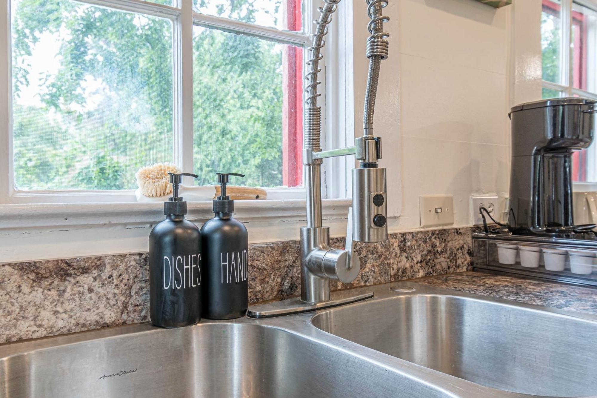 Holiday home Free Parking, Walk To Botanical Garden, Ps4, Grill, Private Fenced Backyard, Pets Allowed *