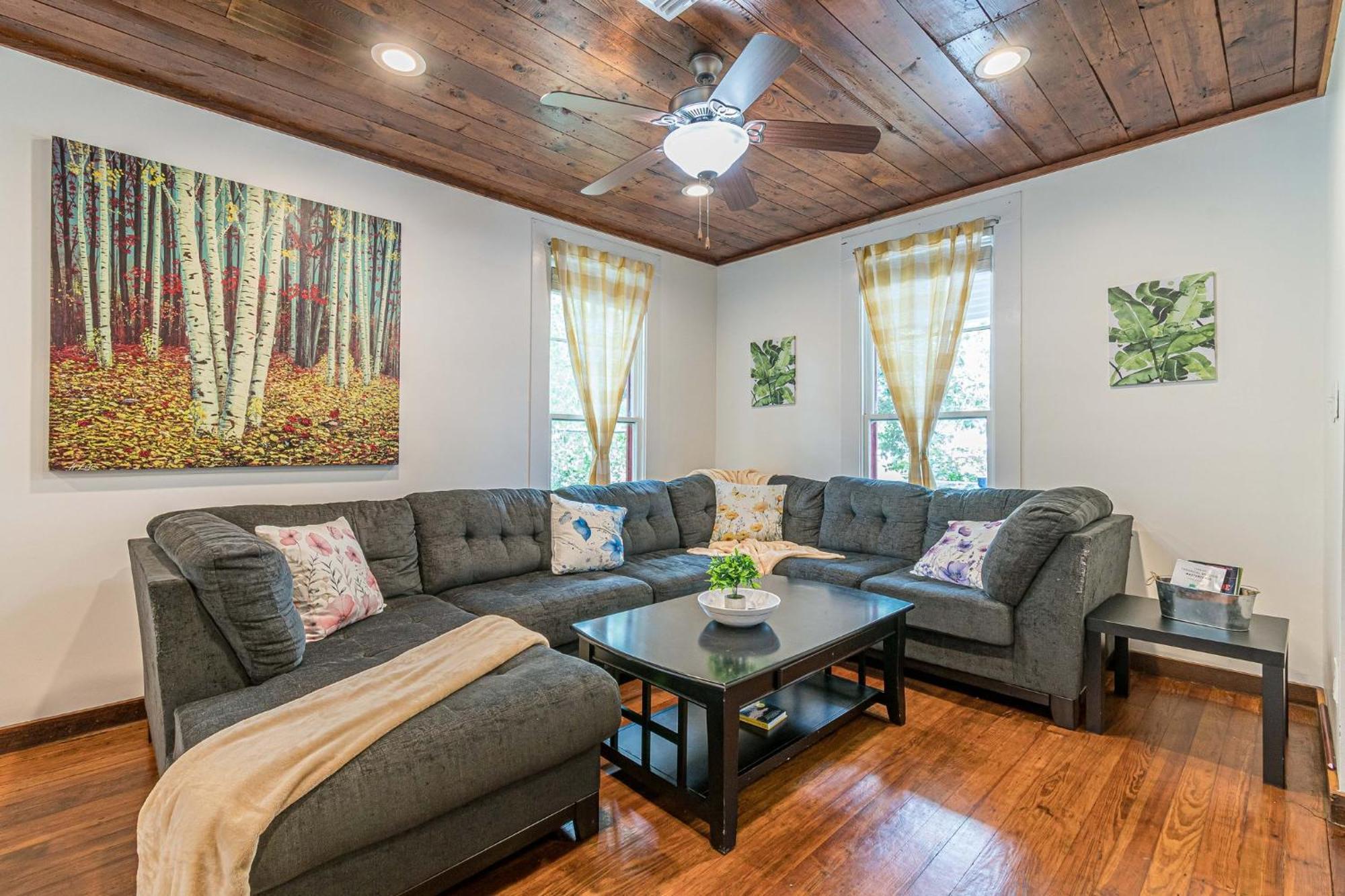 Free Parking, Walk To Botanical Garden, Ps4, Grill, Private Fenced Backyard, Pets Allowed *